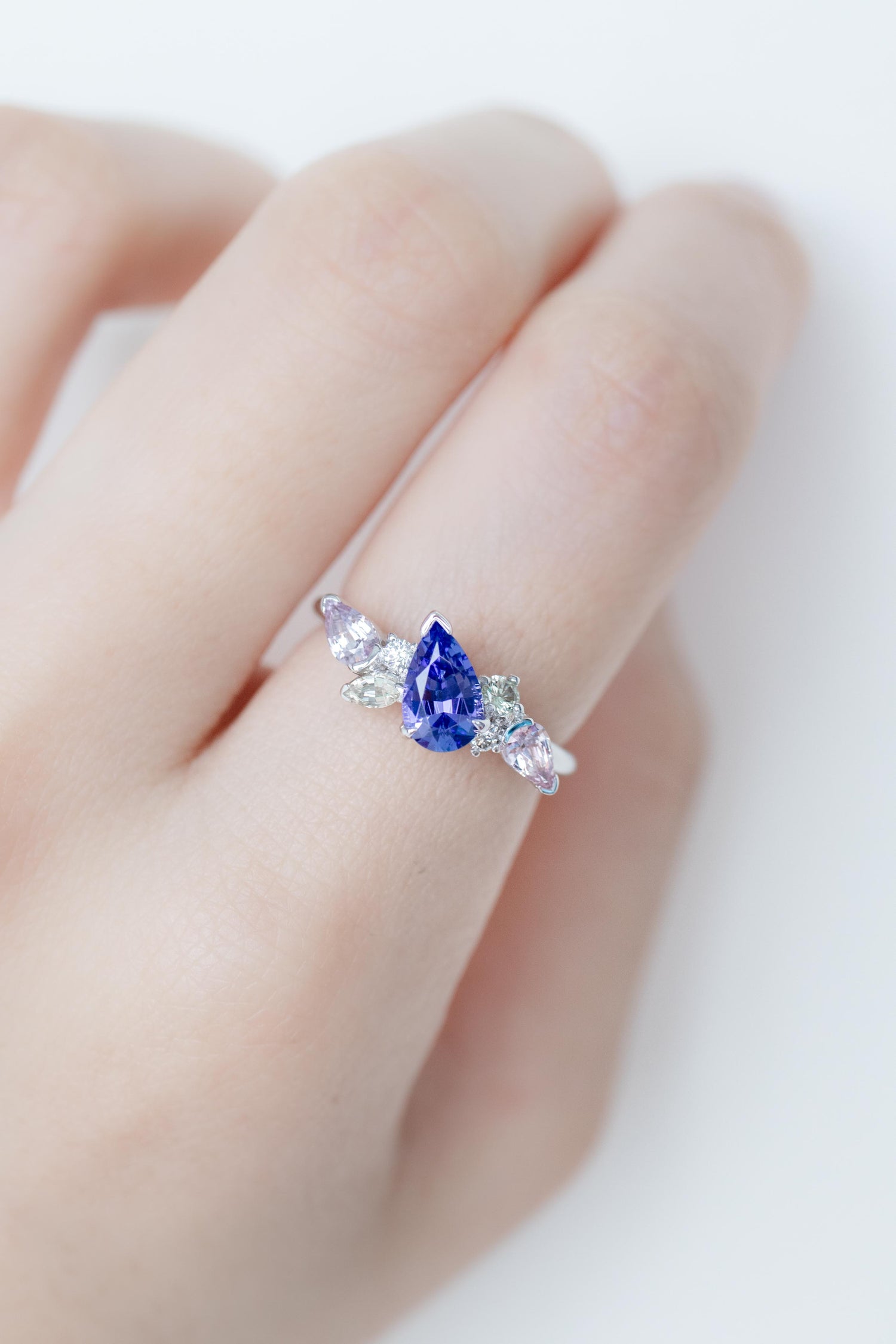 0.75ct Forêt d'été Tanzanite & Sapphires 18K White Gold Ring