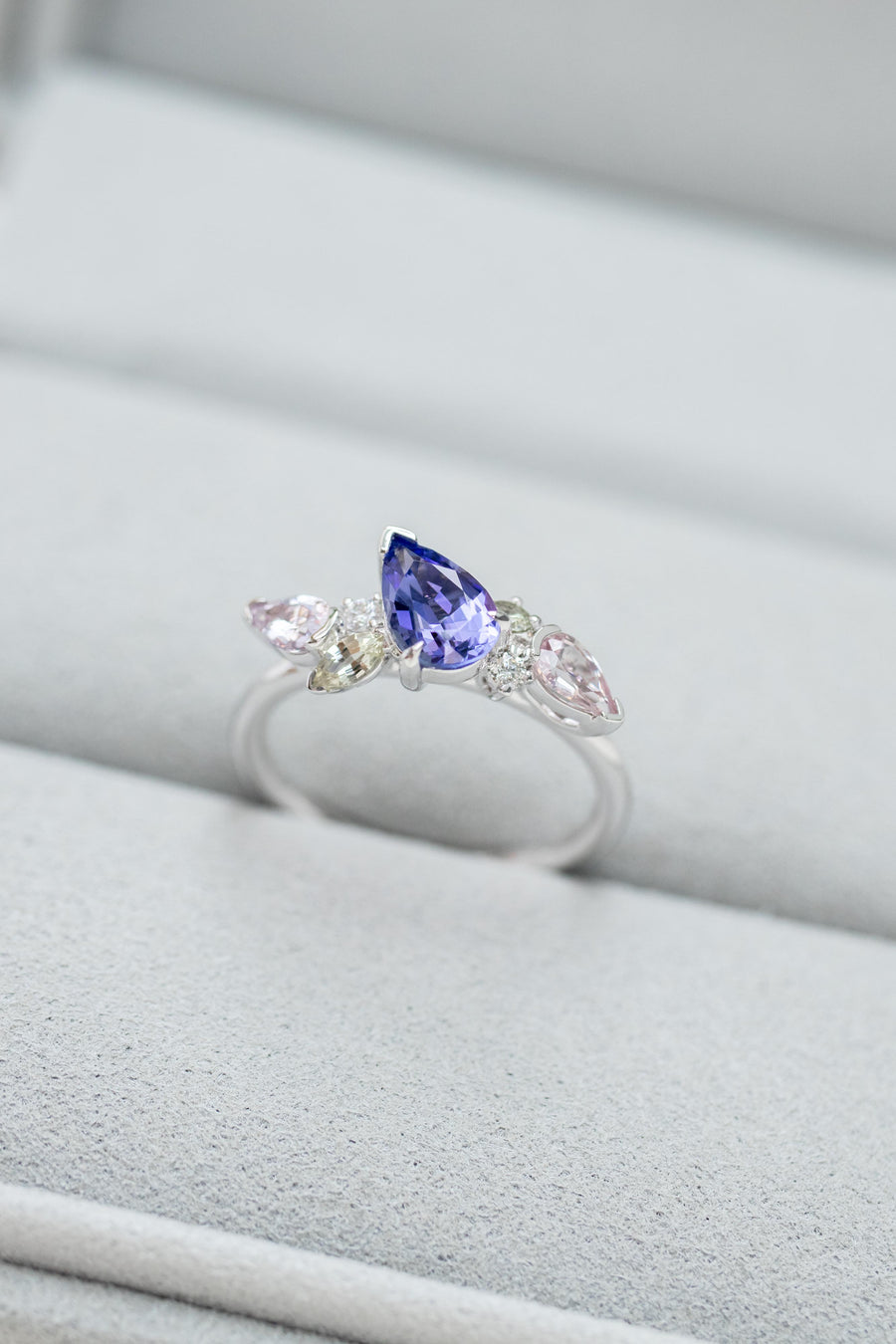 Forêt d'été 0.75ct Pear Tanzanite & Sapphire 18K White Gold Ring