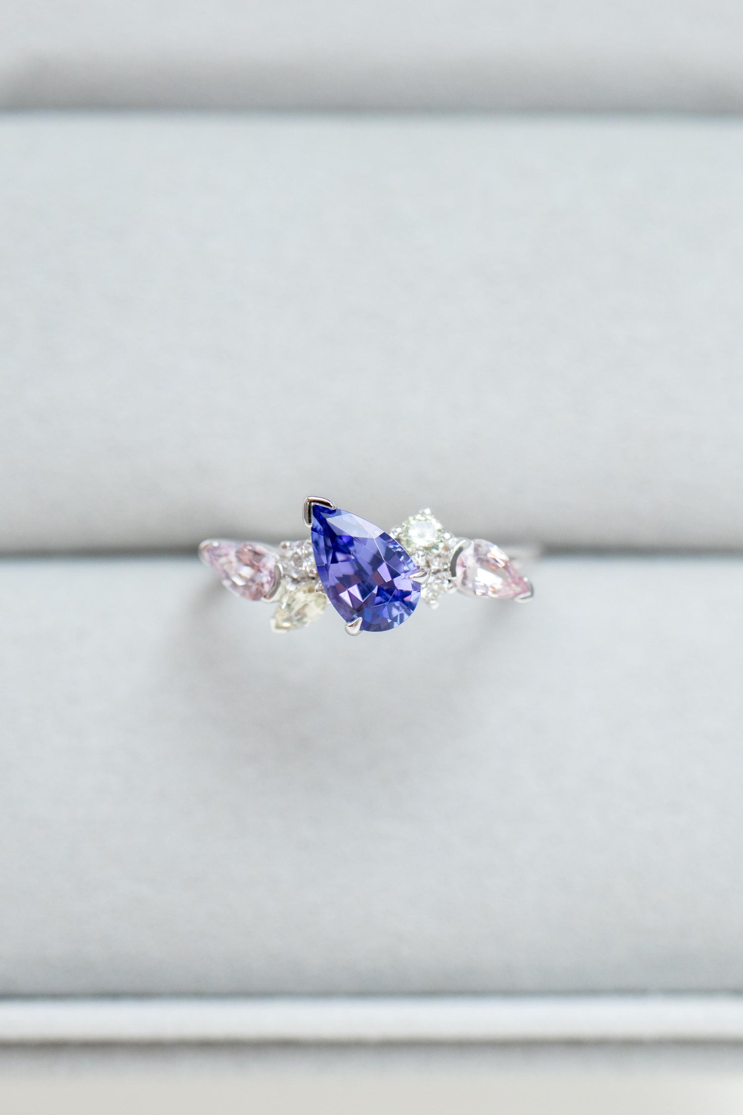 0.75ct Forêt d'été Tanzanite & Sapphires 18K White Gold Ring