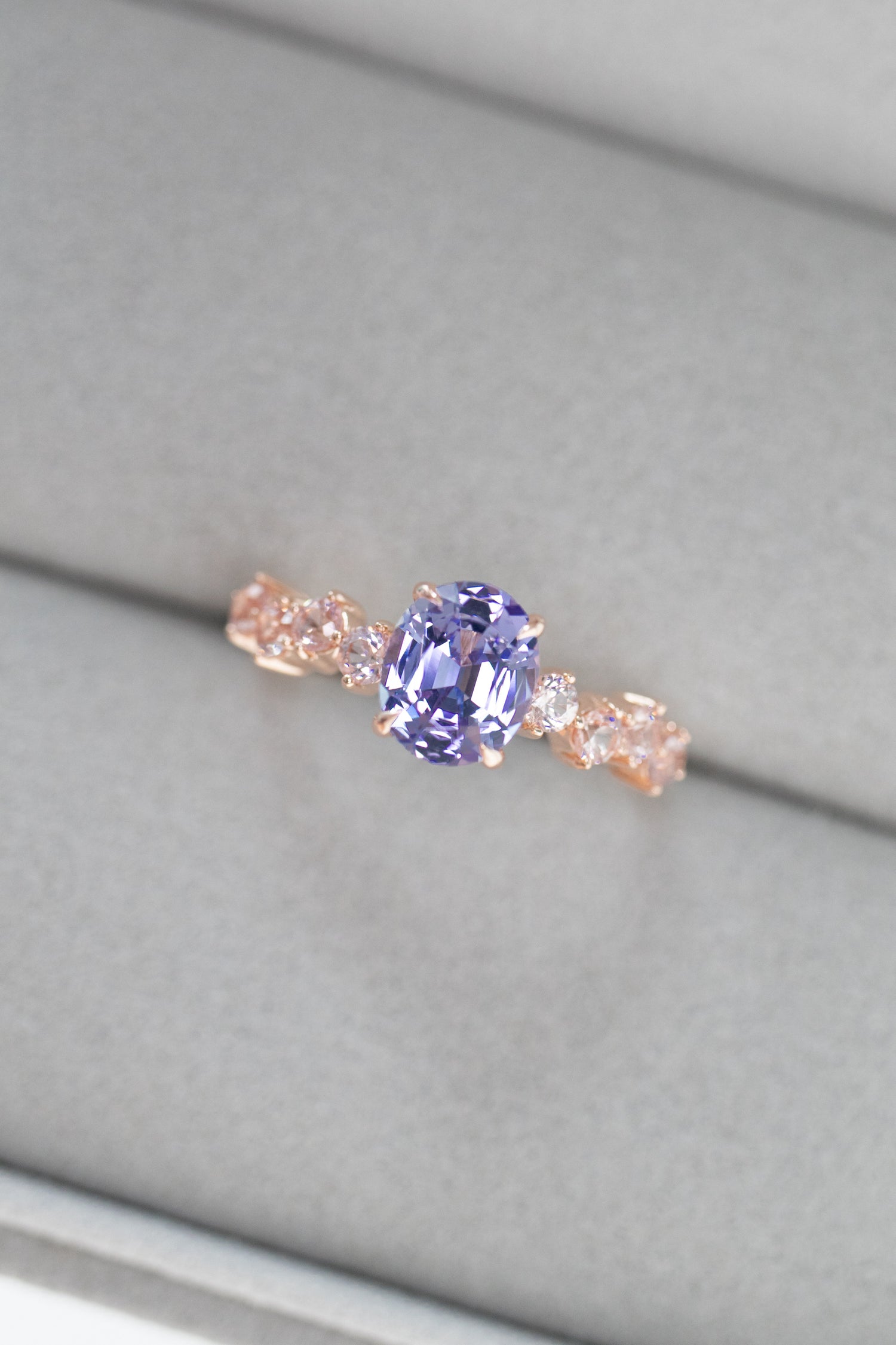 1.20ct Bleu Violet Ovale Tanzanite & Pink Spinels 18K Rose Gold Ring