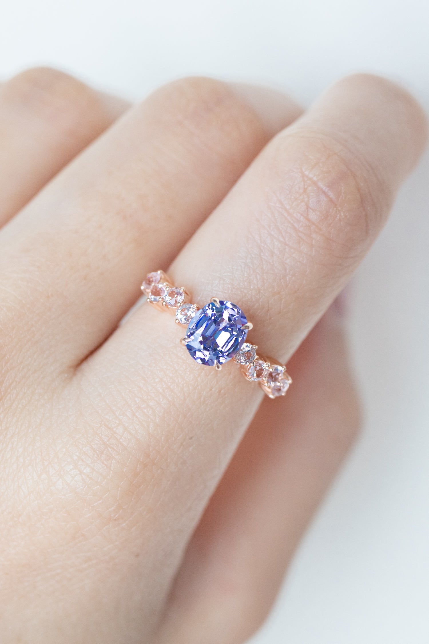 1.20ct Bleu Violet Ovale Tanzanite & Pink Spinels 18K Rose Gold Ring
