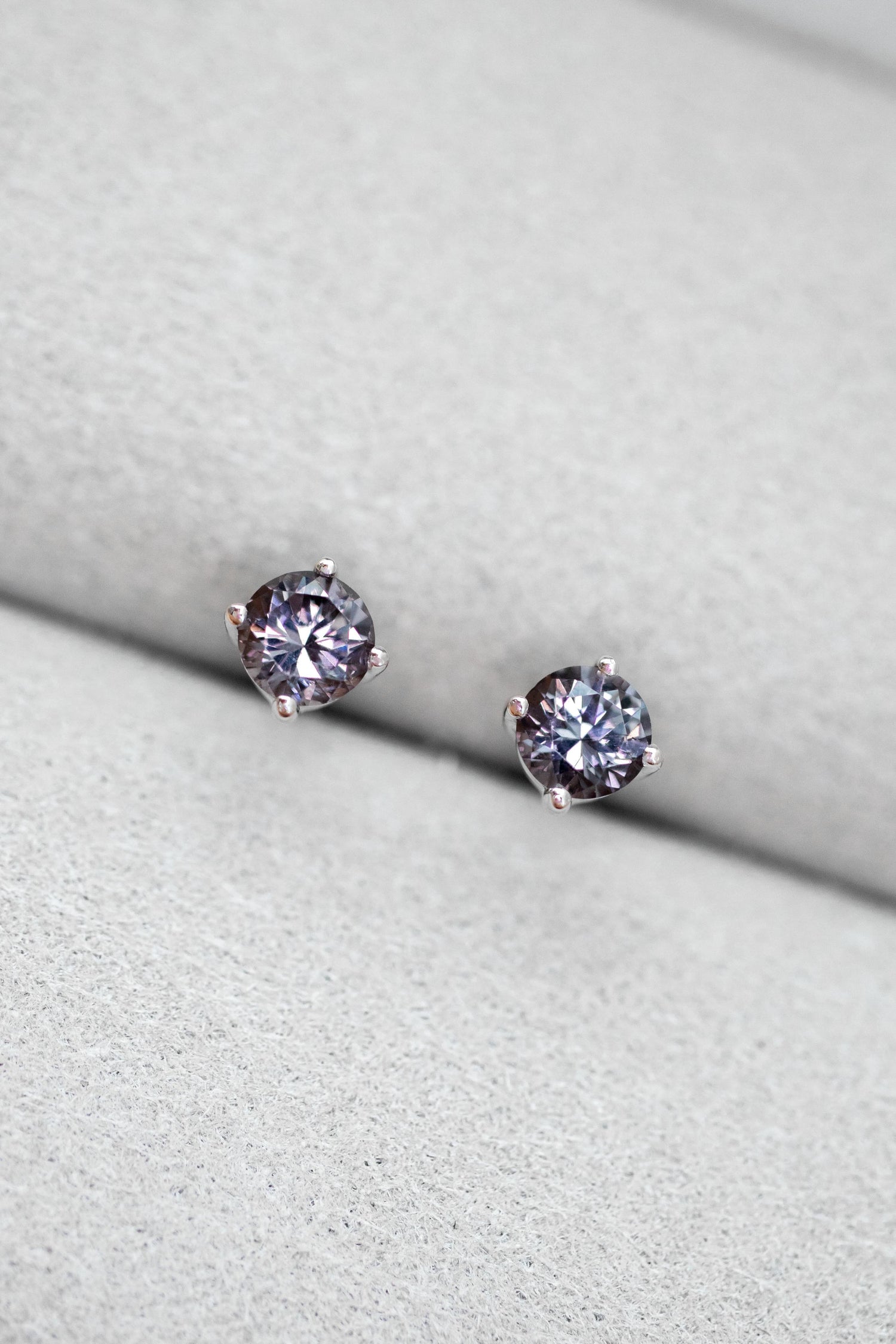 Ciel Étoilé Spinel 0.30+0.30ct 18K Gold Stud Earrings
