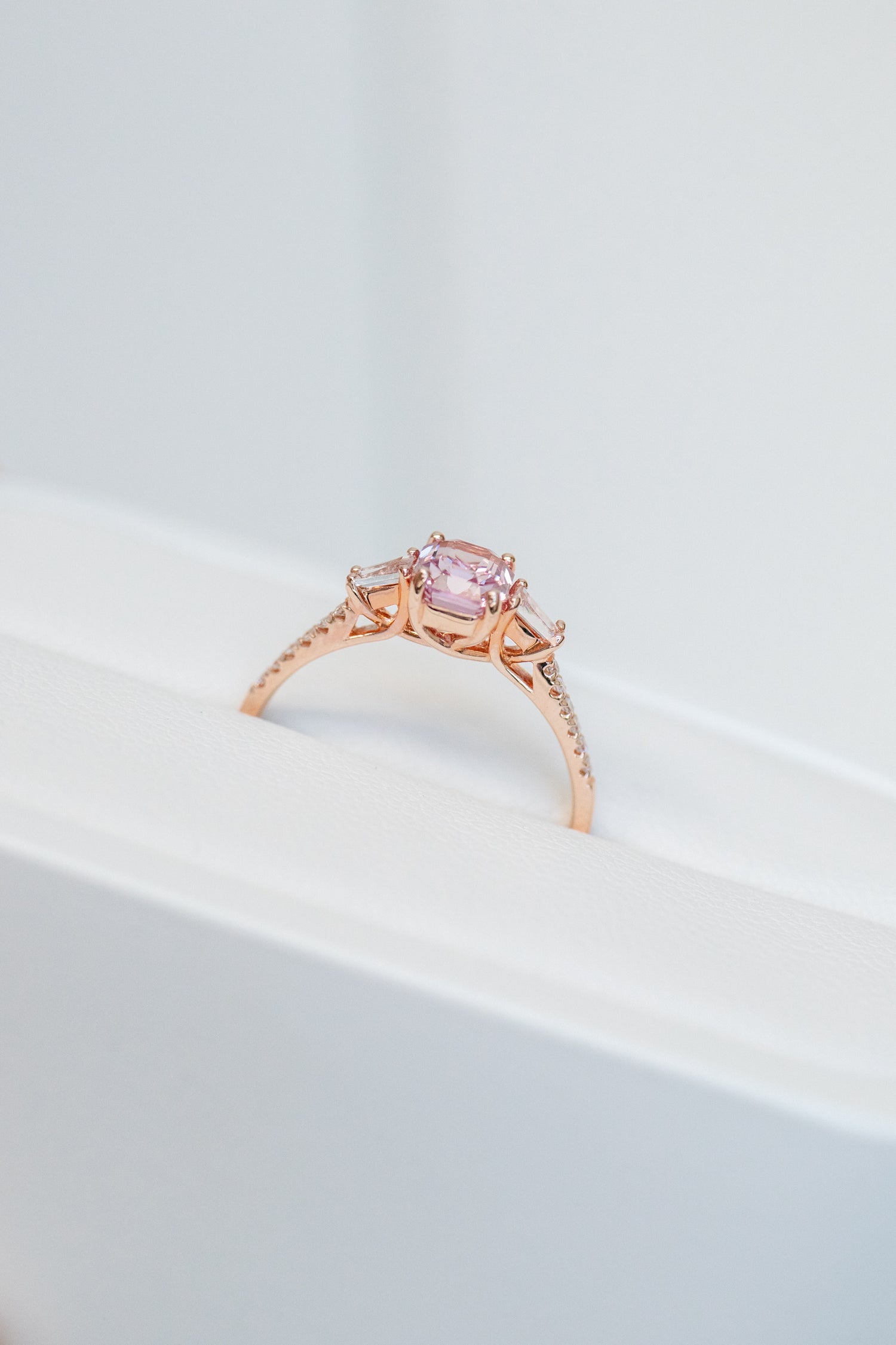 0.86ct Bonbnon rose Spinel with sapphires & diamonds 18K Rose Gold Ring
