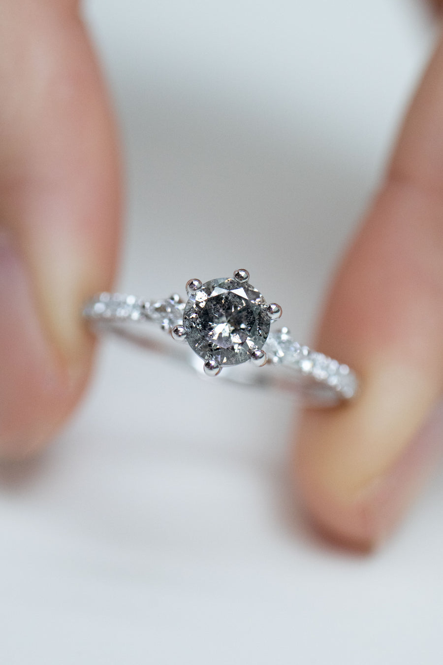 Étoile À Neutrons 0.57ct Salt and Pepper Diamond & White diamond 18K Half Eternity Ring
