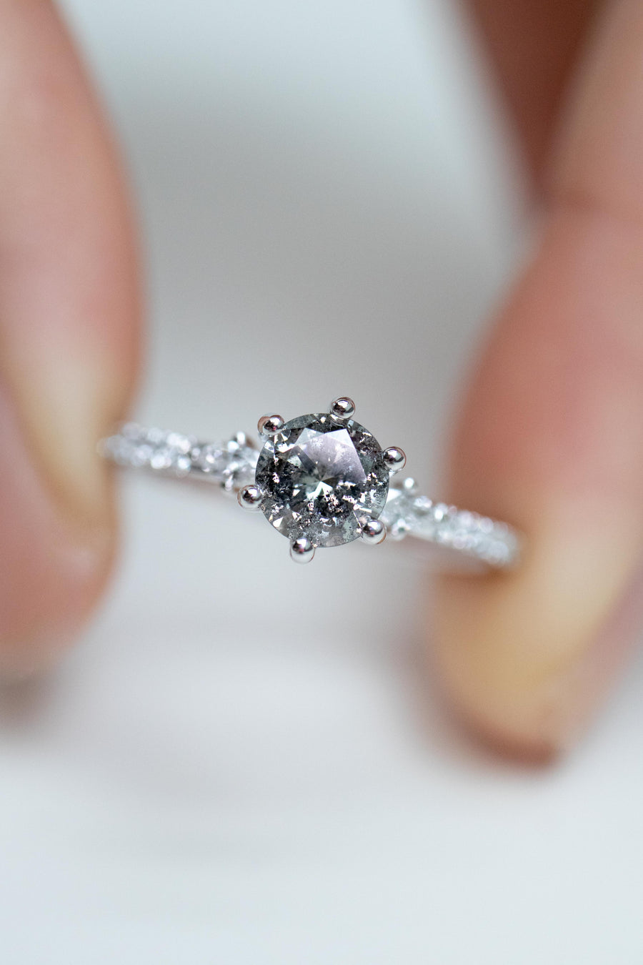 Étoile À Neutrons 0.57ct Salt and Pepper Diamond & White diamond 18K Half Eternity Ring
