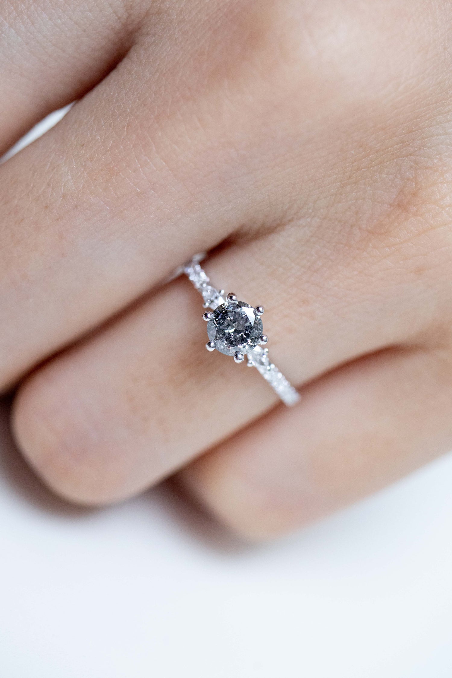 0.57ct Étoile À Neutrons Salt and Pepper Diamond & White diamonds 18K White Gold Half Eternity Ring