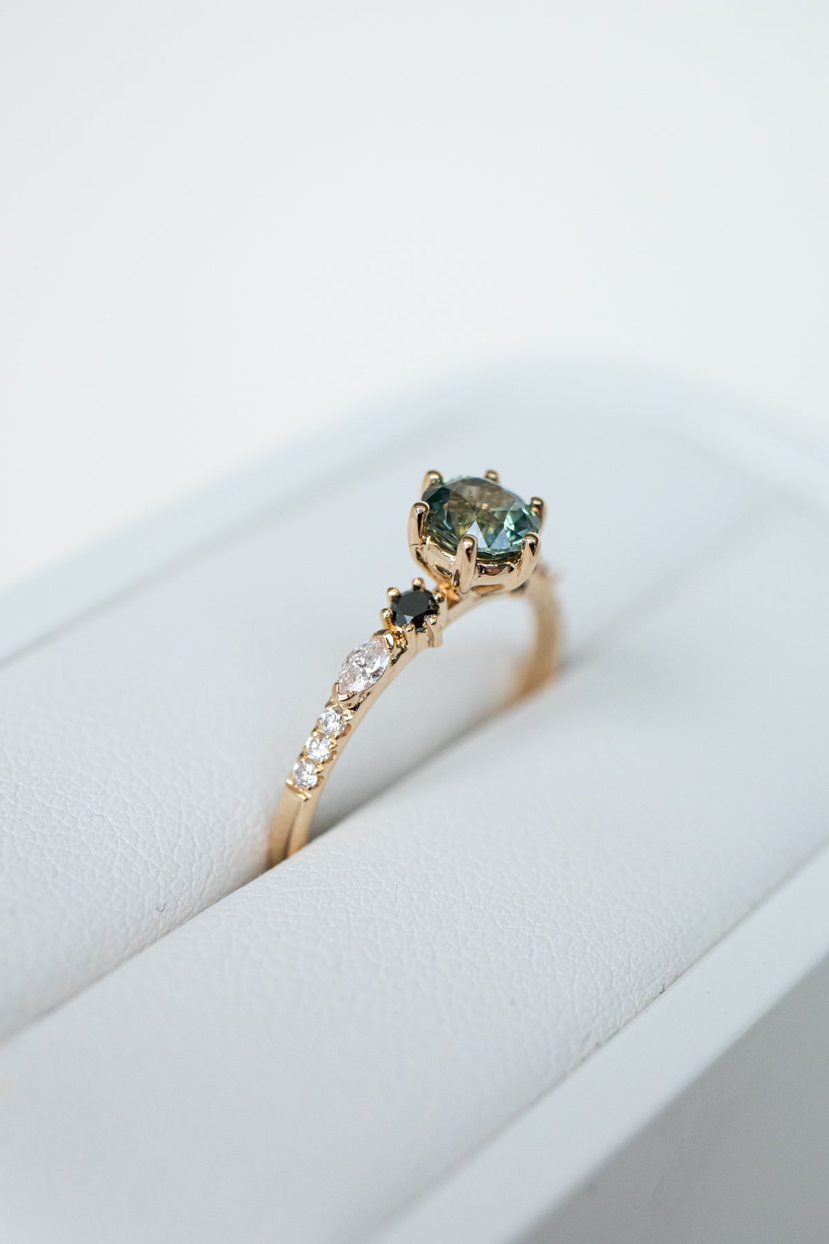 0.65ct Round Teal Sapphire (With Certificate) & diamonds 18K Yellow Gold Ring