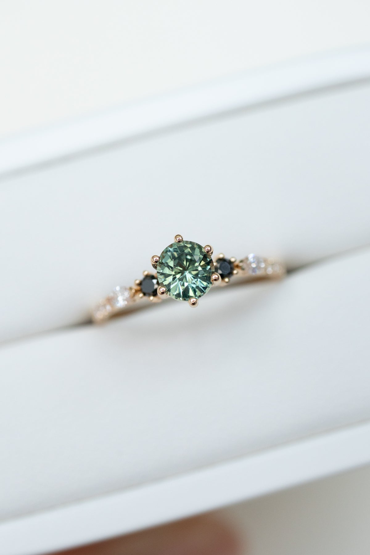 0.65ct Round Teal Sapphire (With Certificate) & diamonds 18K Yellow Gold Ring