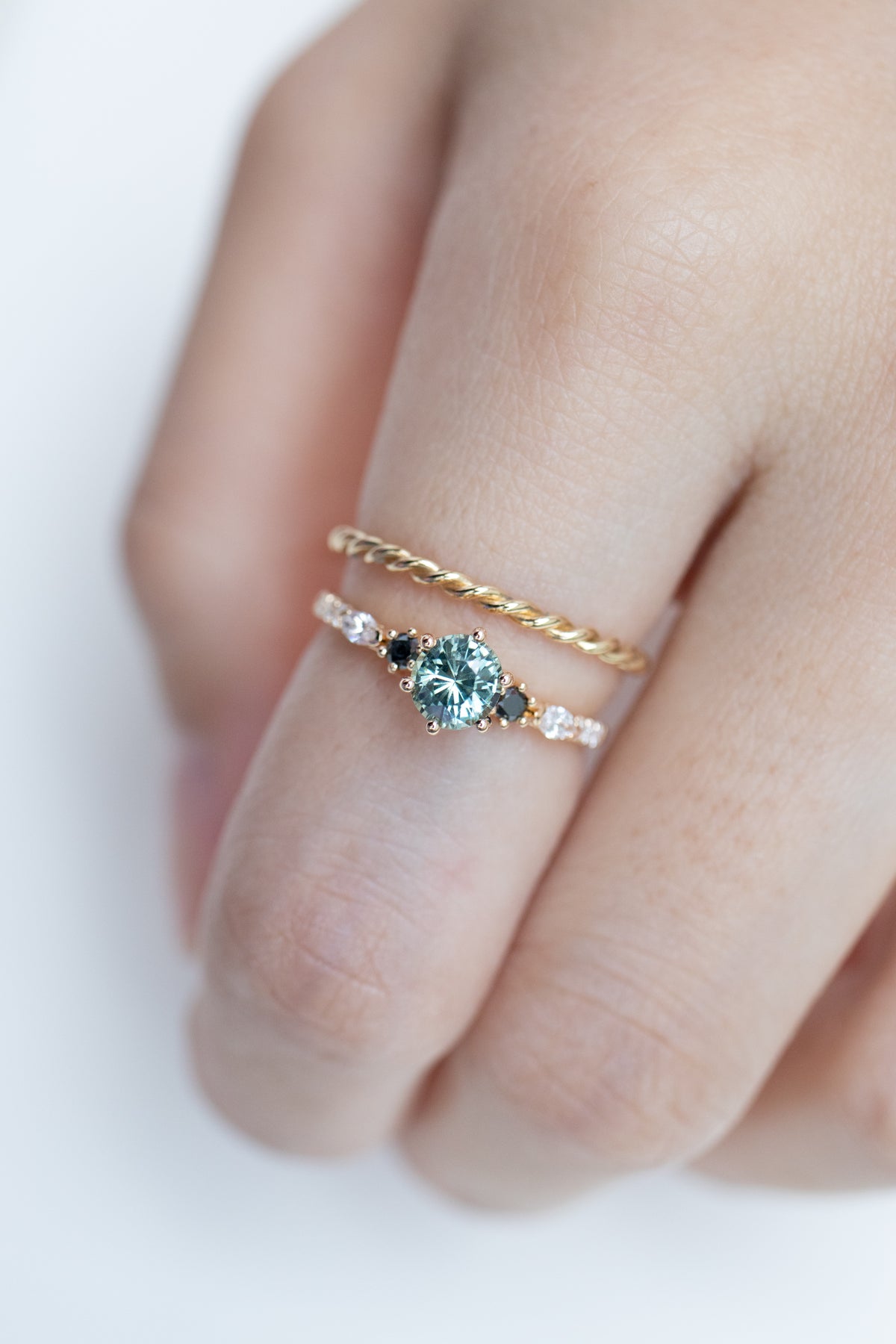 0.65ct Round Teal Sapphire (With Certificate) & diamonds 18K Yellow Gold Ring