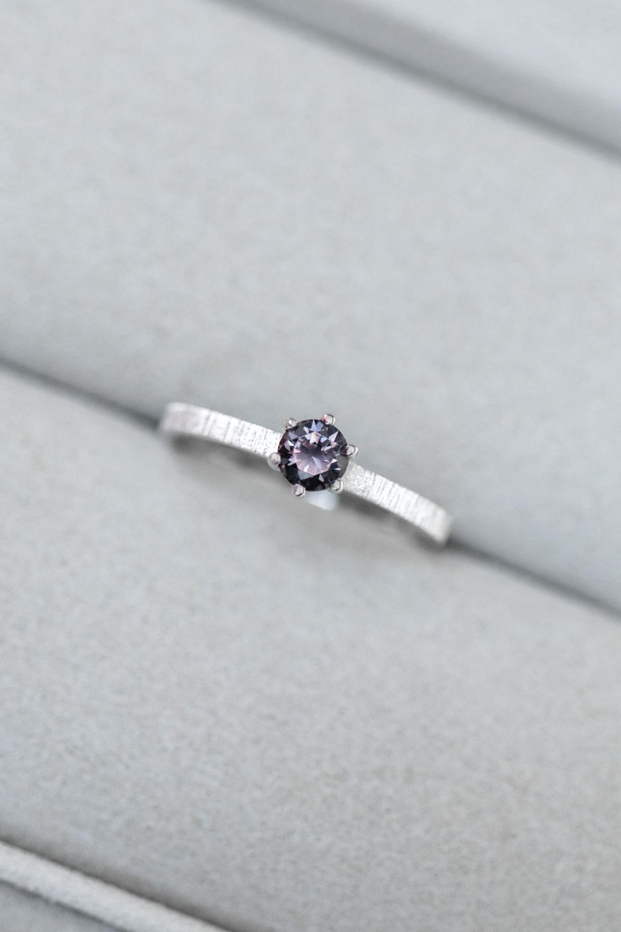 Gris 0.30ct Round Shape Spinel 14/18K Handcrafted Ring