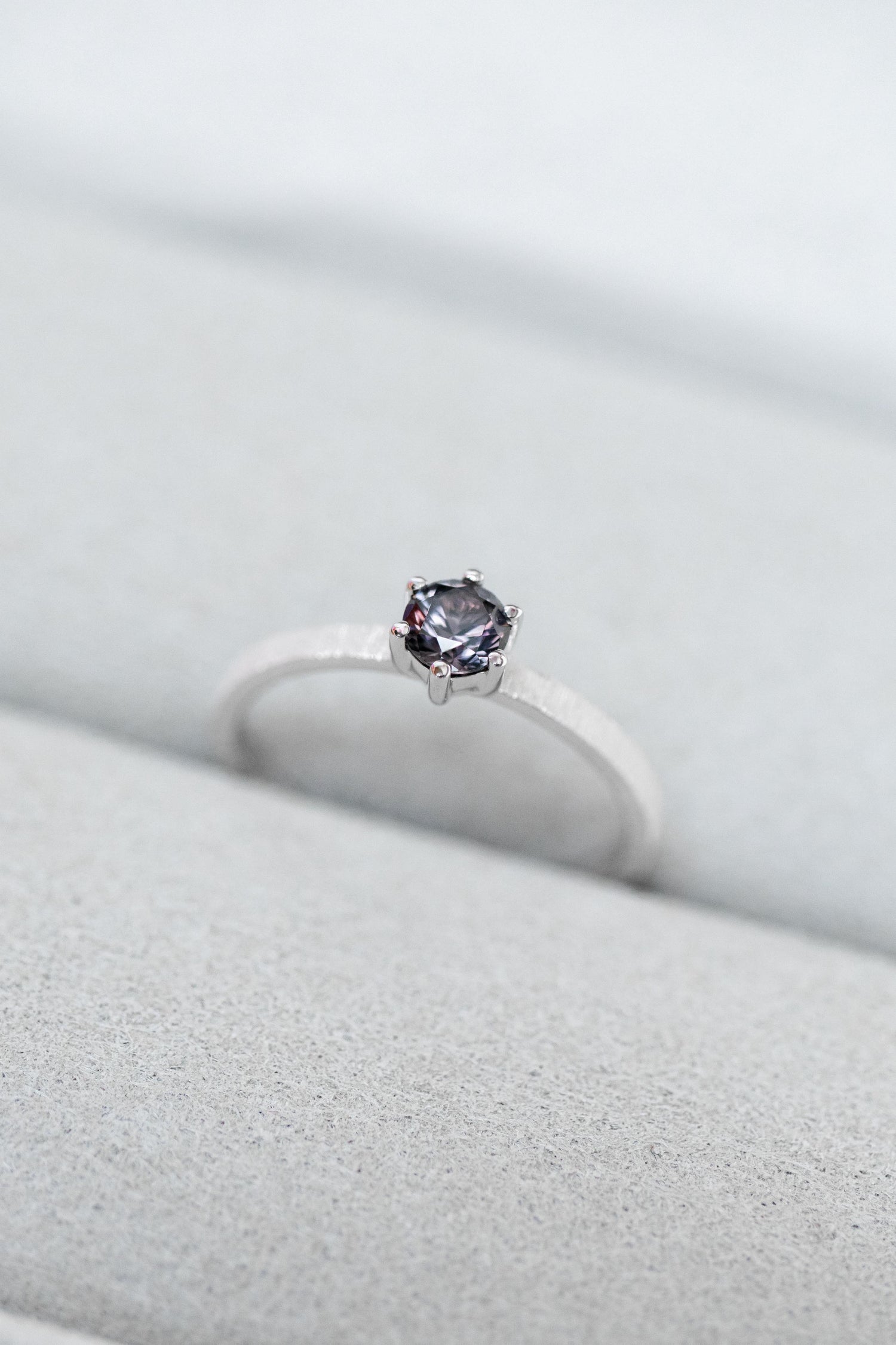Gris Spinel ~0.26-0.30ct 14/18K Gold Handcrafted Ring