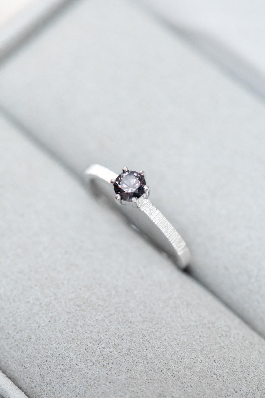 Gris 0.30ct Round Shape Spinel 14/18K Handcrafted Ring
