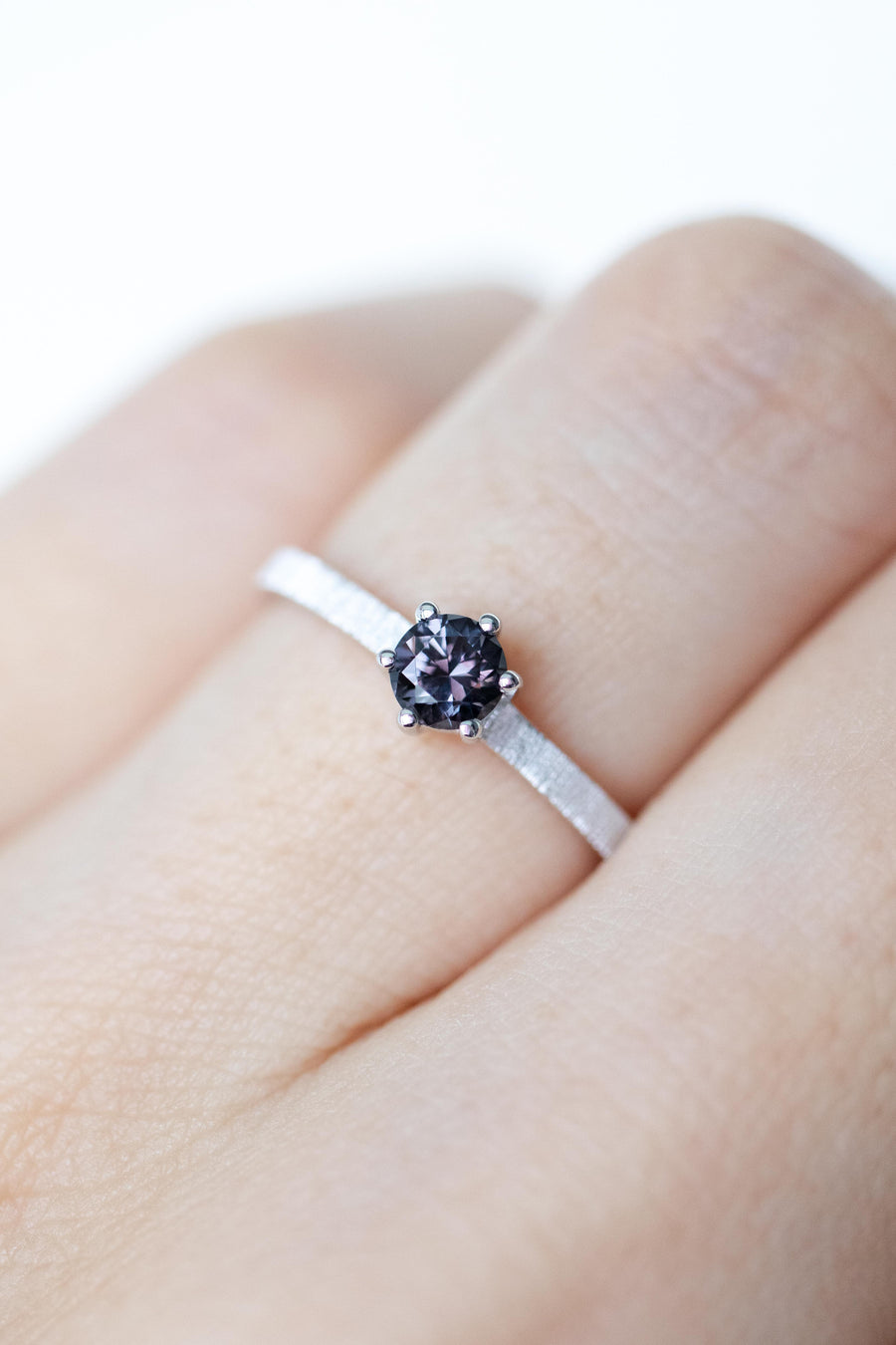 Gris 0.30ct Round Shape Spinel 14/18K Handcrafted Ring