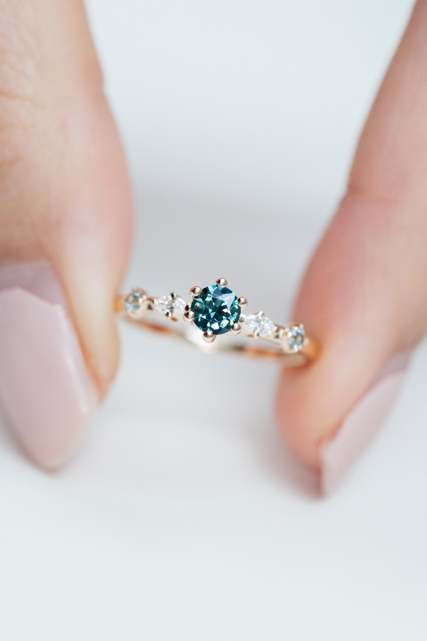 Me Fascine Sapphire ~0.20-0.24ct & diamonds 18K Gold Ring