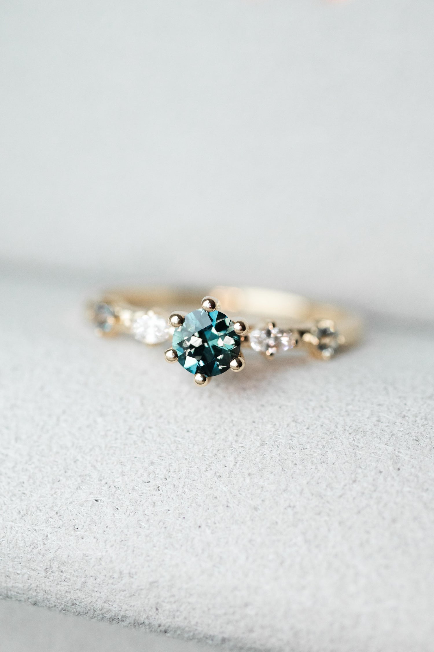 Me Fascine Sapphire ~0.20-0.24ct & diamonds 18K Gold Ring