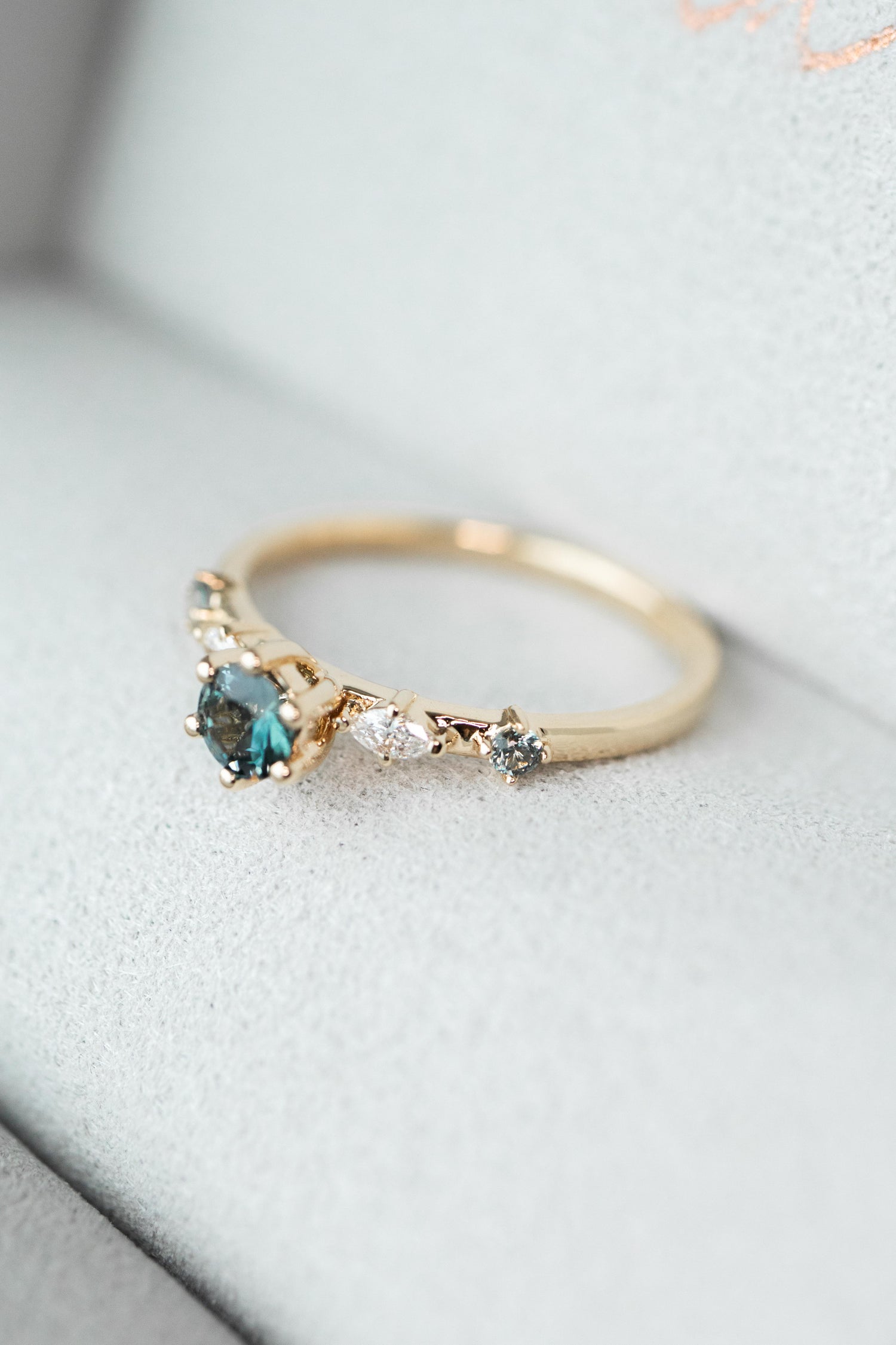 Me Fascine Sapphire ~0.20-0.24ct & diamonds 18K Gold Ring