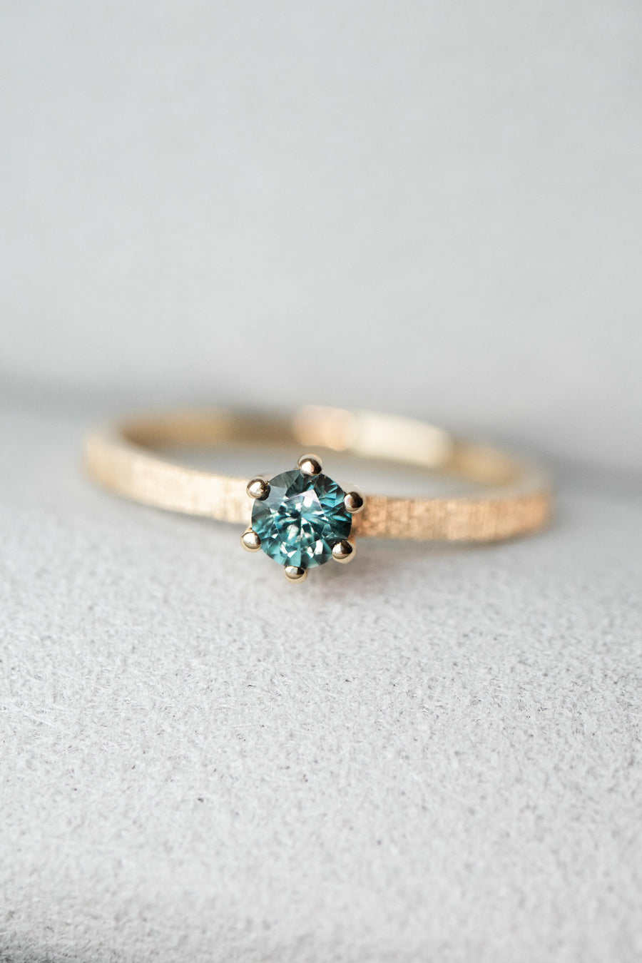 Costa Smeralda 0.22ct Green Sapphire 18K Gold Handcrafted Ring