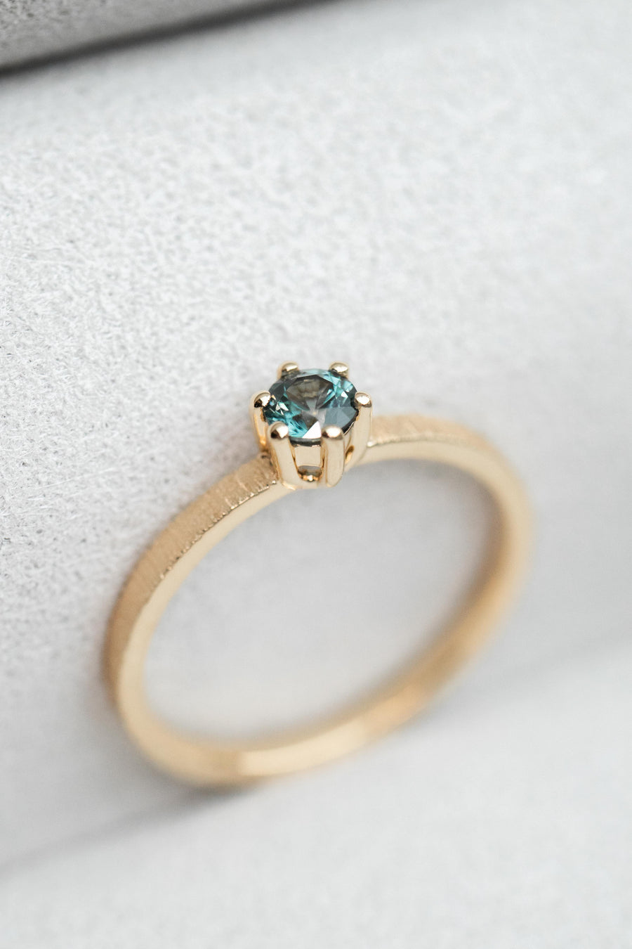 Costa Smeralda 0.22ct Green Sapphire 18K Gold Handcrafted Ring