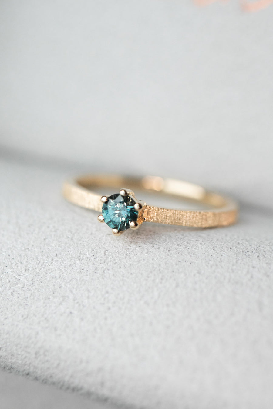 Costa Smeralda 0.22ct Green Sapphire 18K Gold Handcrafted Ring