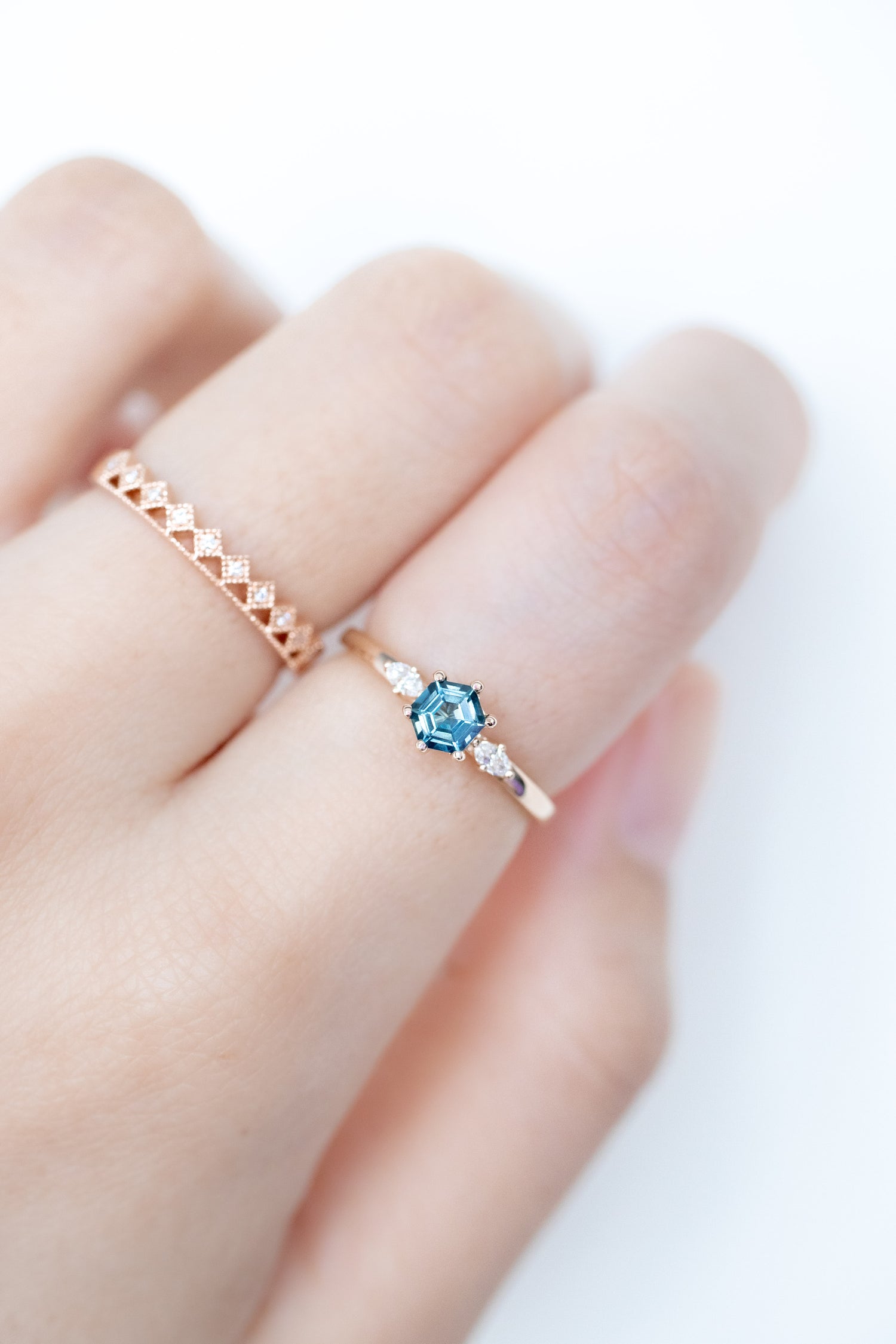 0.47ct Hexagon Sapphire (with Certificate) & diamonds 18K Yellow Gold Ring