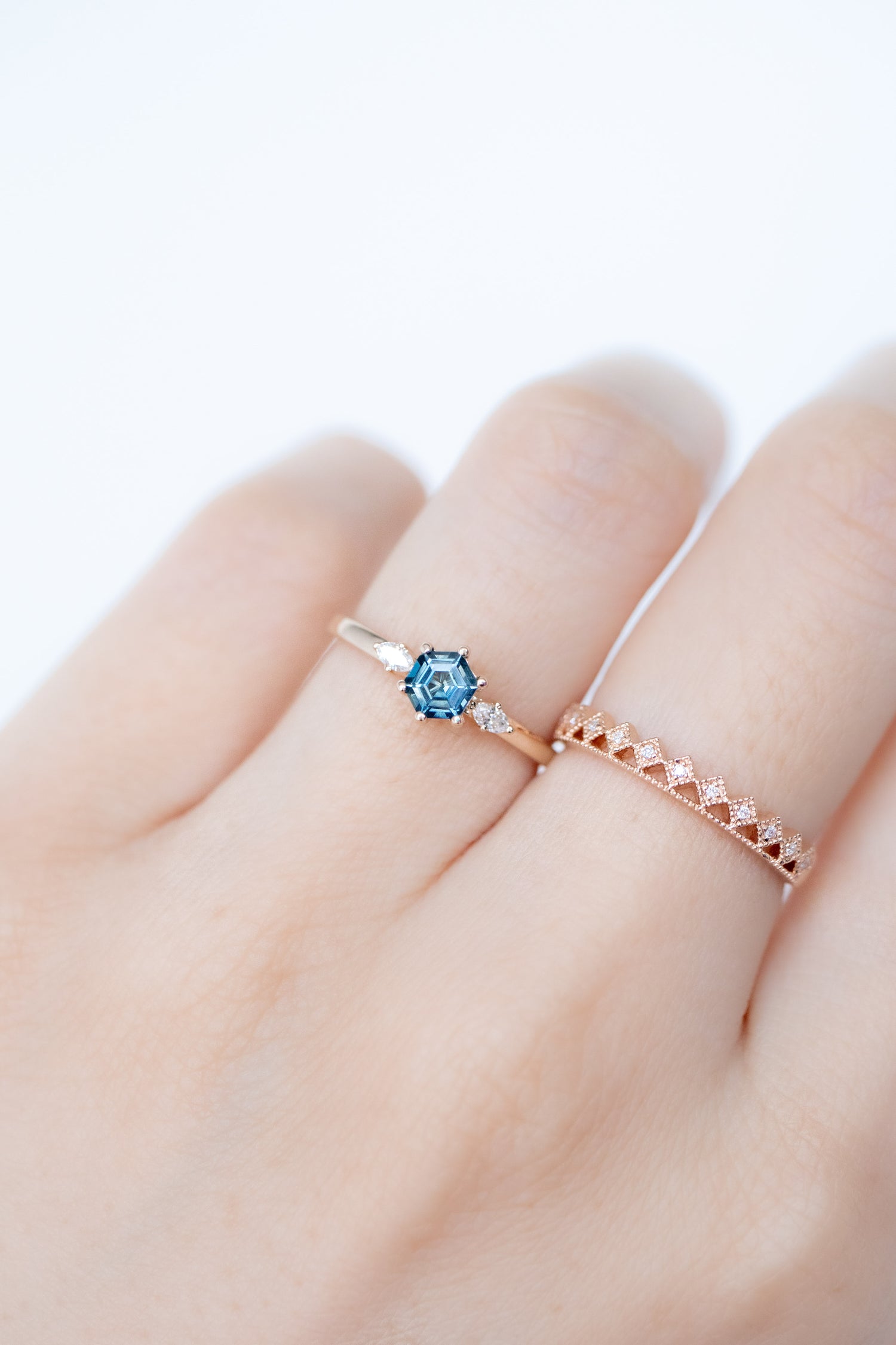 0.47ct Hexagon Sapphire (with Certificate) & diamonds 18K Yellow Gold Ring