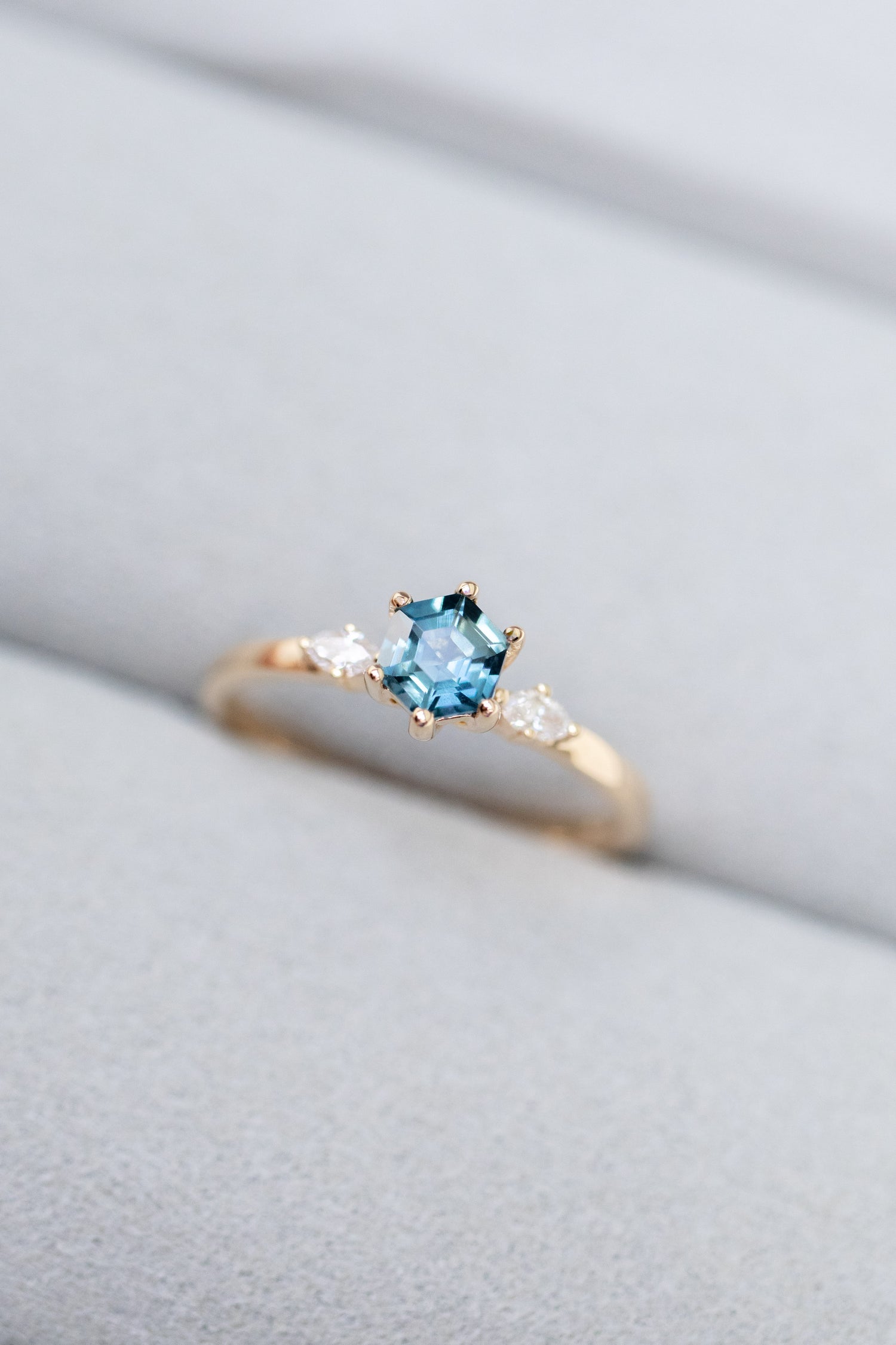 0.47ct Hexagon Sapphire (with Certificate) & diamonds 18K Yellow Gold Ring