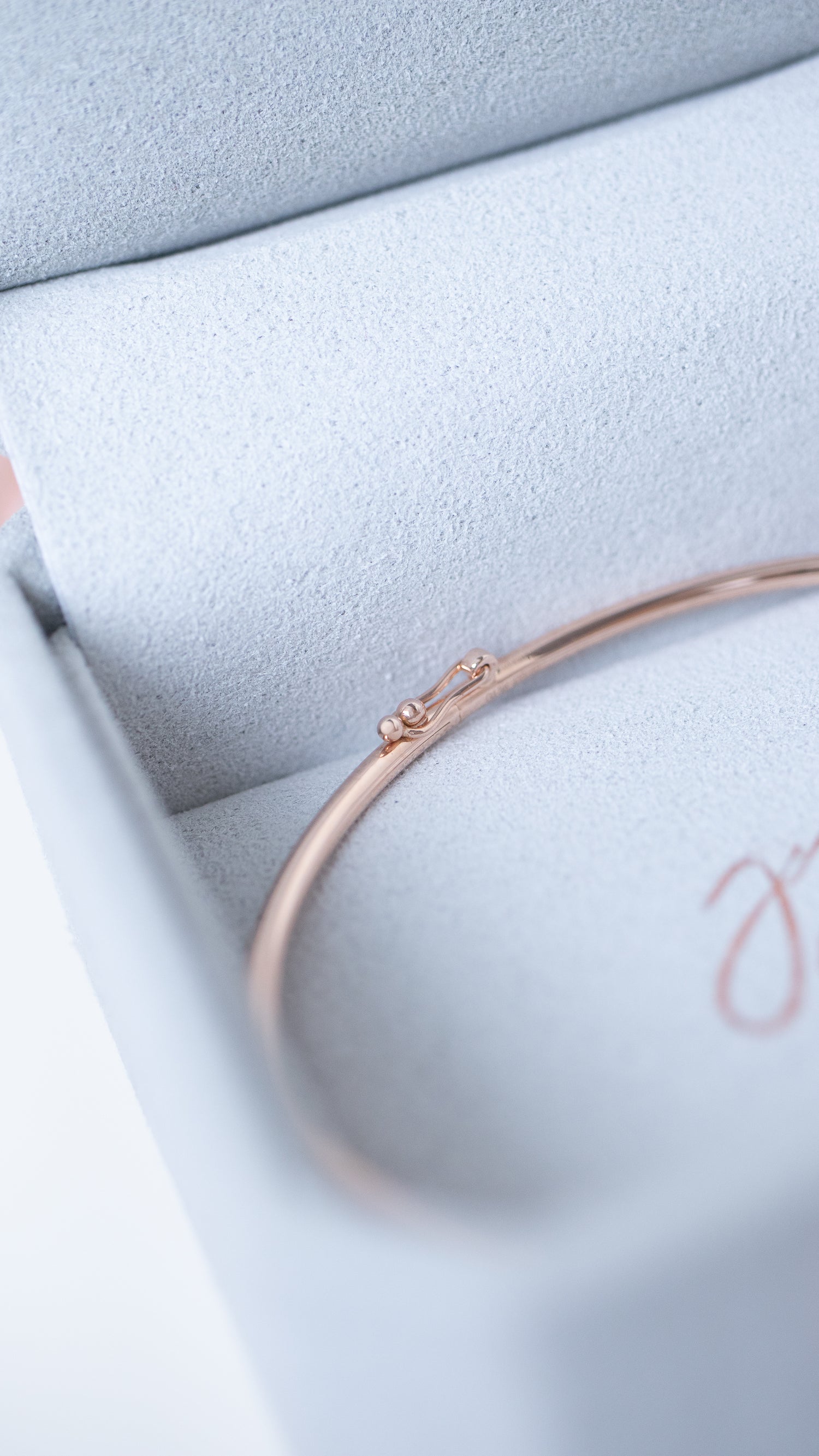 The Singular Grace Diamond 0.30ct with Certificate 18K Rose Gold Bangle