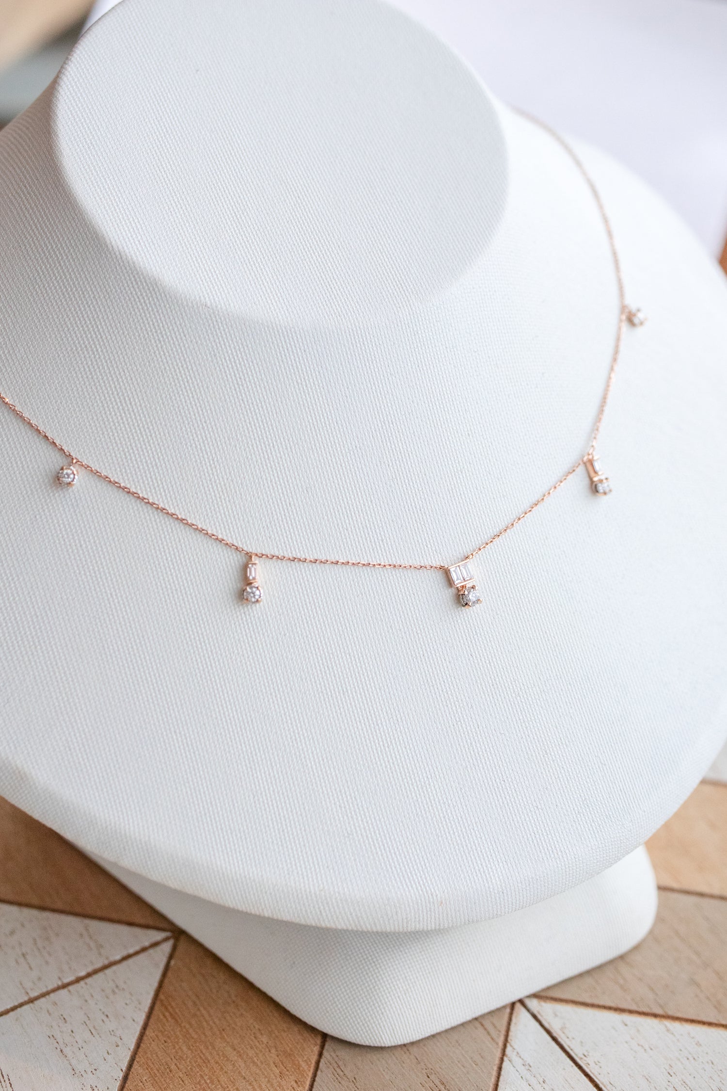Diamant éblouissant 18K Rose Gold Natural Diamond Dangle Necklace