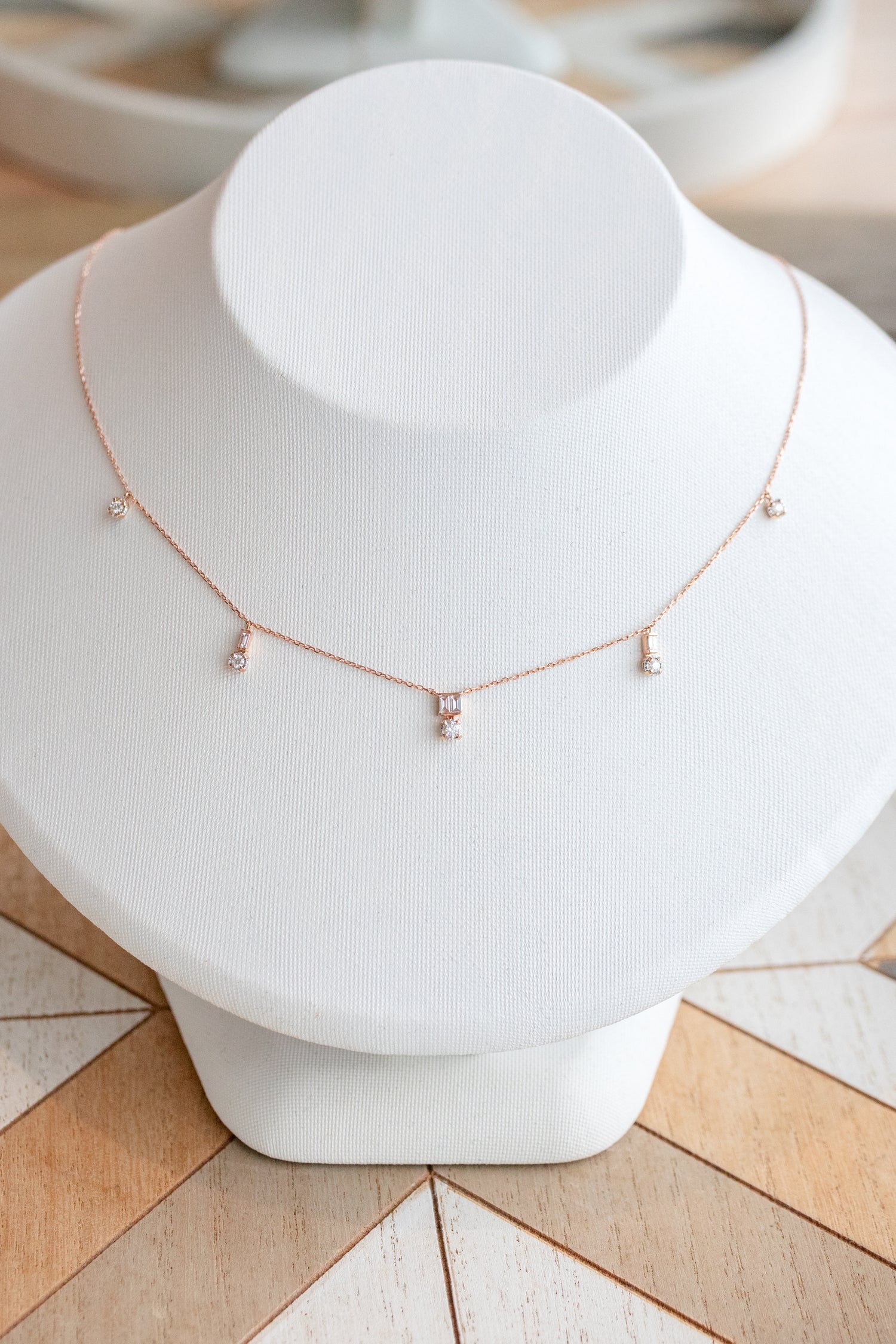 Diamant éblouissant 18K Rose Gold Natural Diamond Dangle Necklace