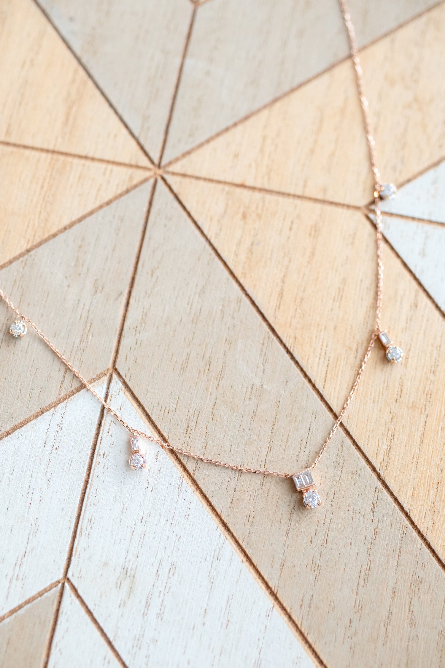 Diamant éblouissant 18K Rose Gold Natural Diamond Dangle Necklace