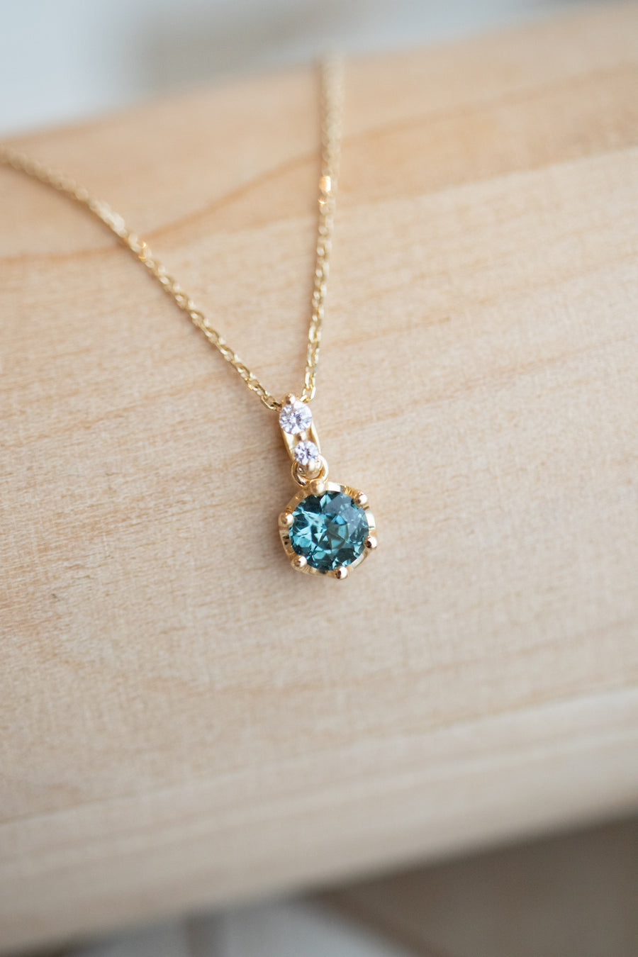 0.60carat Natural Green Sapphire & total 0.05carat Natural Diamonds 18K Yellow Gold Necklace