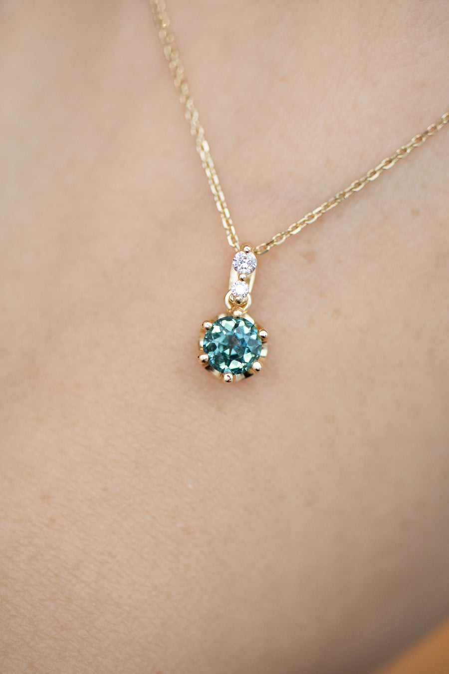 0.60carat Natural Green Sapphire & total 0.05carat Natural Diamonds 18K Yellow Gold Necklace
