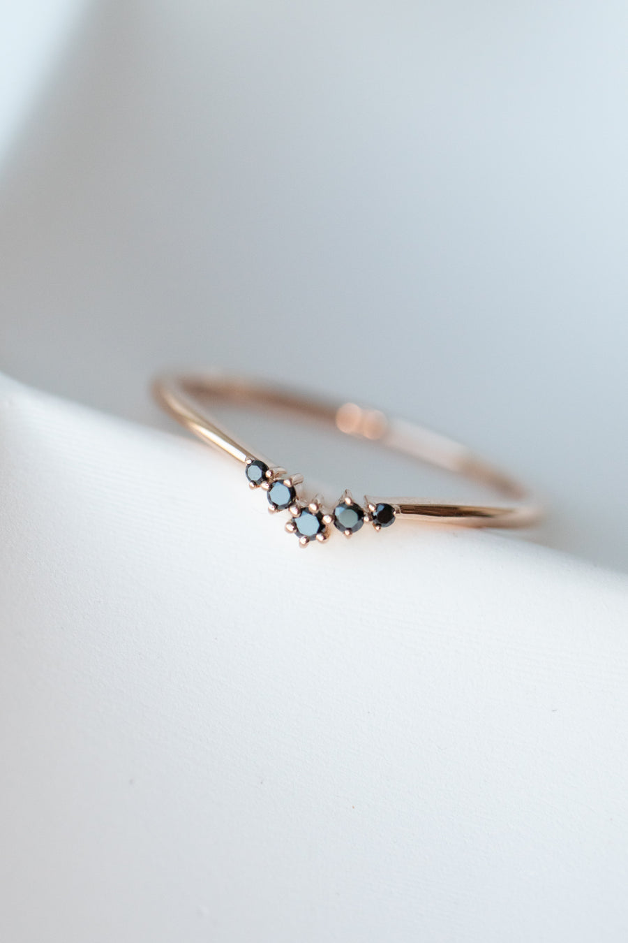 Diamant Tiny V shape Black Diamond 18K Gold Stacking Ring