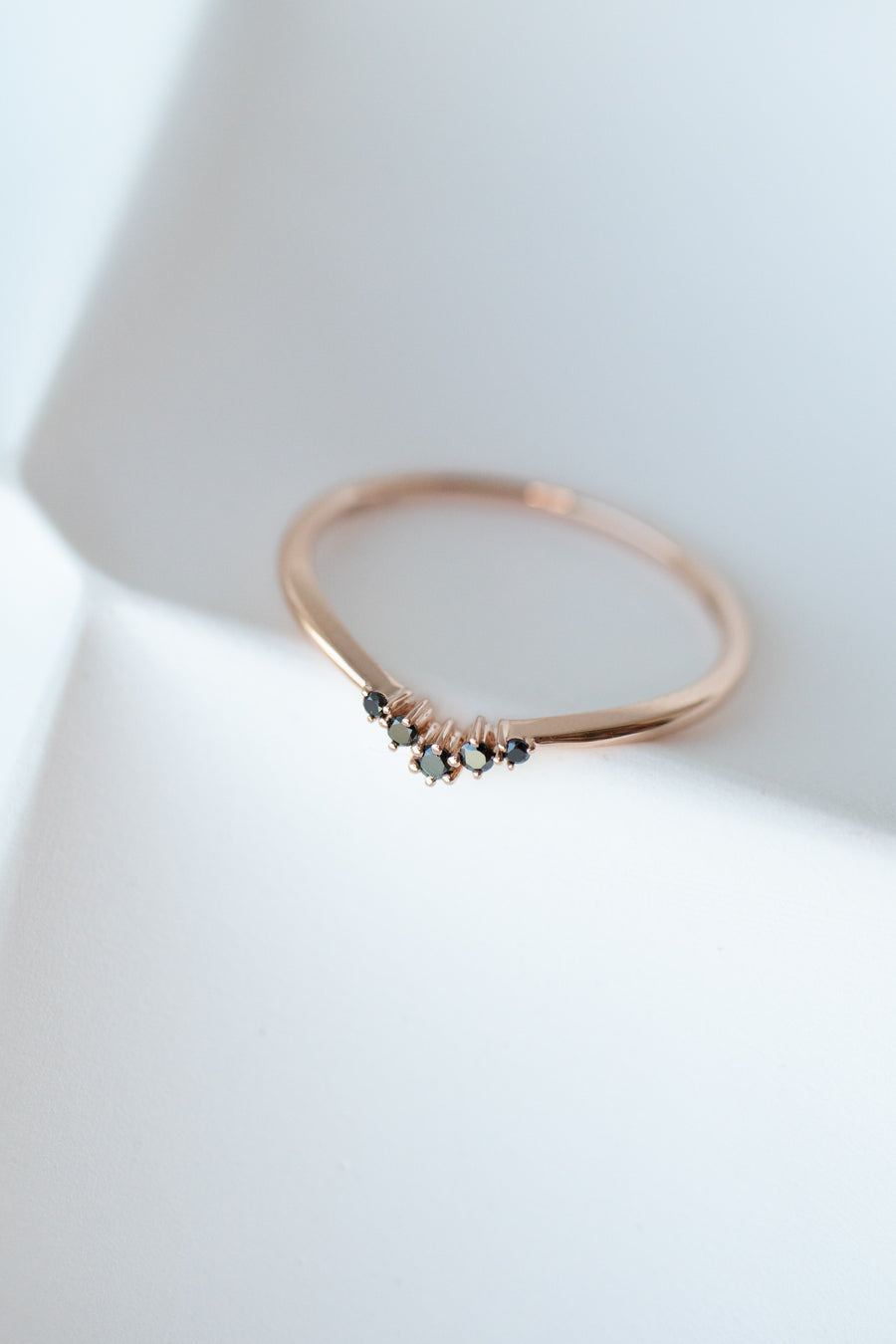 Diamant Tiny V shape Black Diamond 18K Gold Stacking Ring