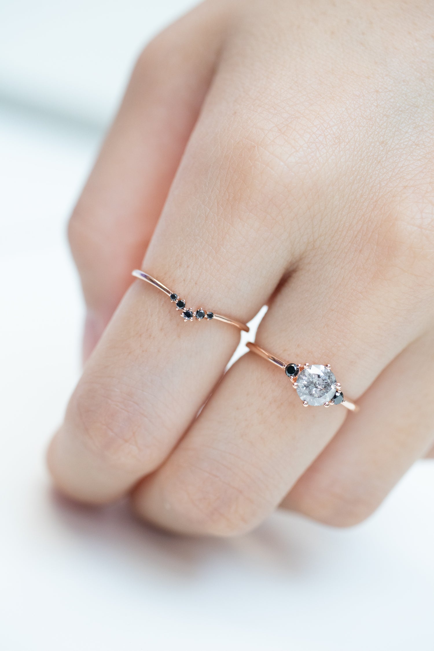 Diamant Tiny V shape Black Diamond 18K Gold Stacking Ring