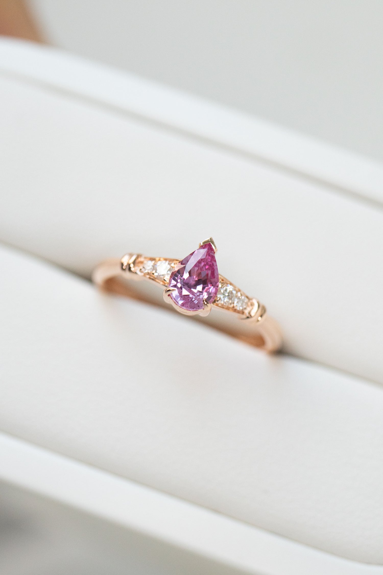 Anémone Sapphire 0.45ct & diamonds 18K Gold Ring