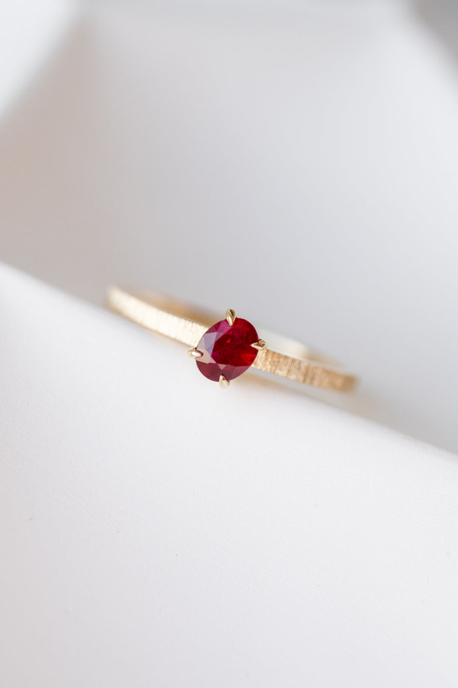 Ovale 0.36ct Unheated Ruby 18K Handcrafted Yellow Ring