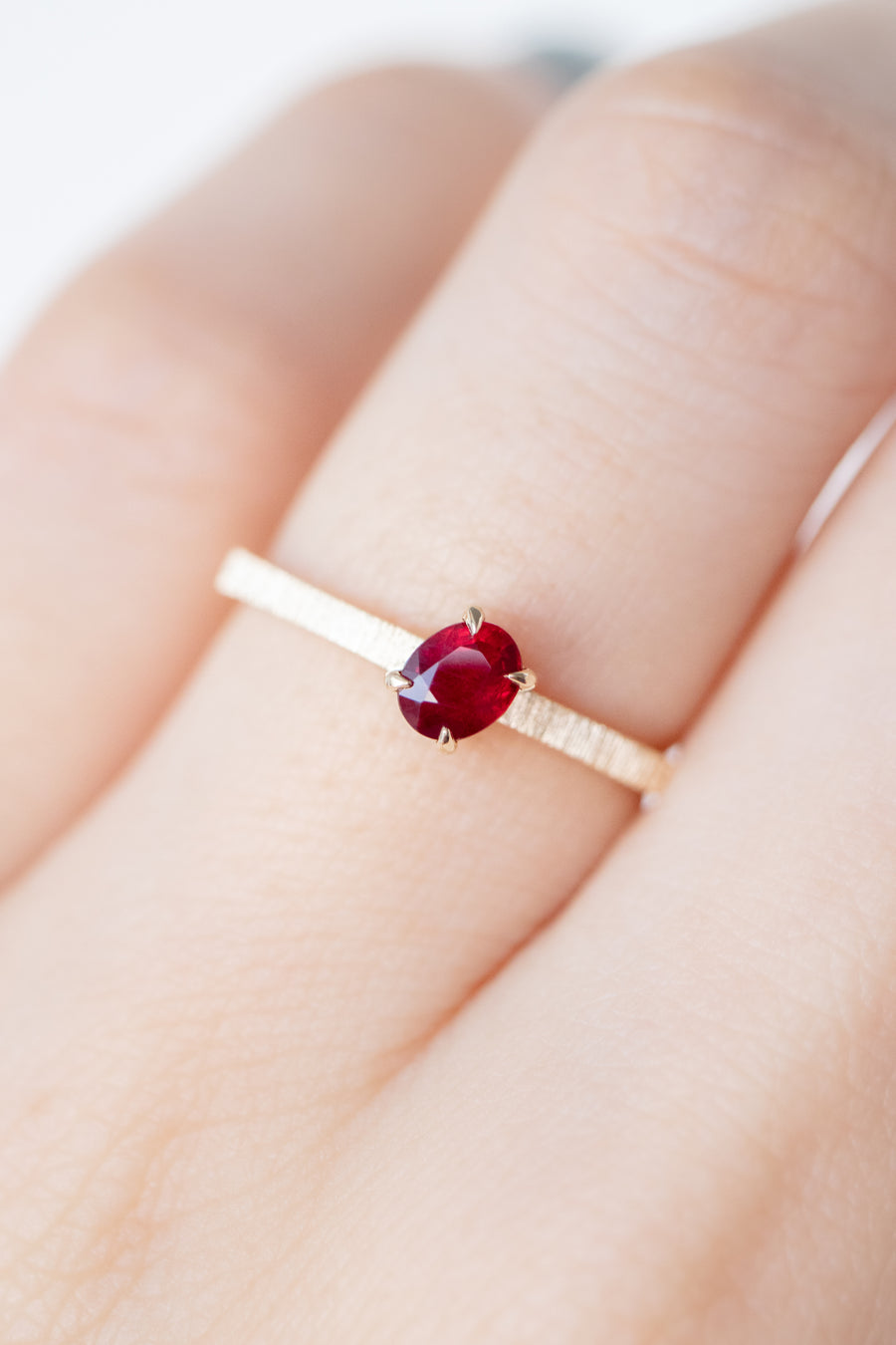 Ovale 0.36ct Unheated Ruby 18K Handcrafted Yellow Ring