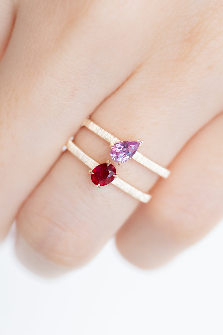Ovale 0.36ct Unheated Ruby 18K Handcrafted Yellow Ring