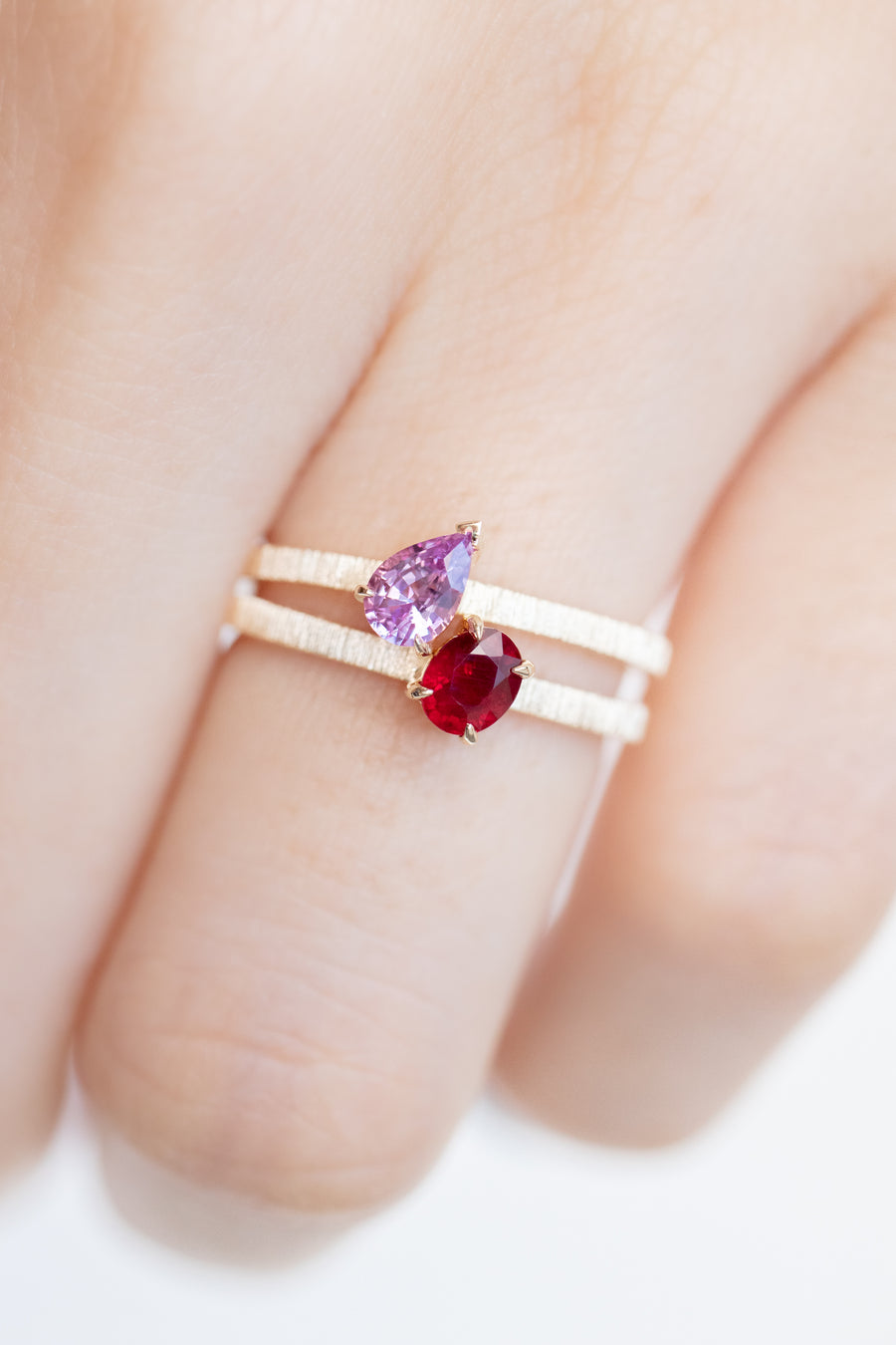 Ovale 0.36ct Unheated Ruby 18K Handcrafted Yellow Ring