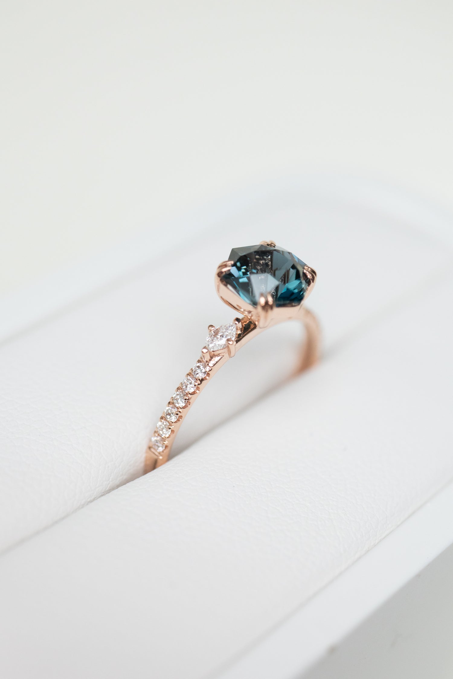 Vaste ciel étoilé Topaz ~1.20-1.35ct & diamonds 14/18K Gold Half Eternity Ring