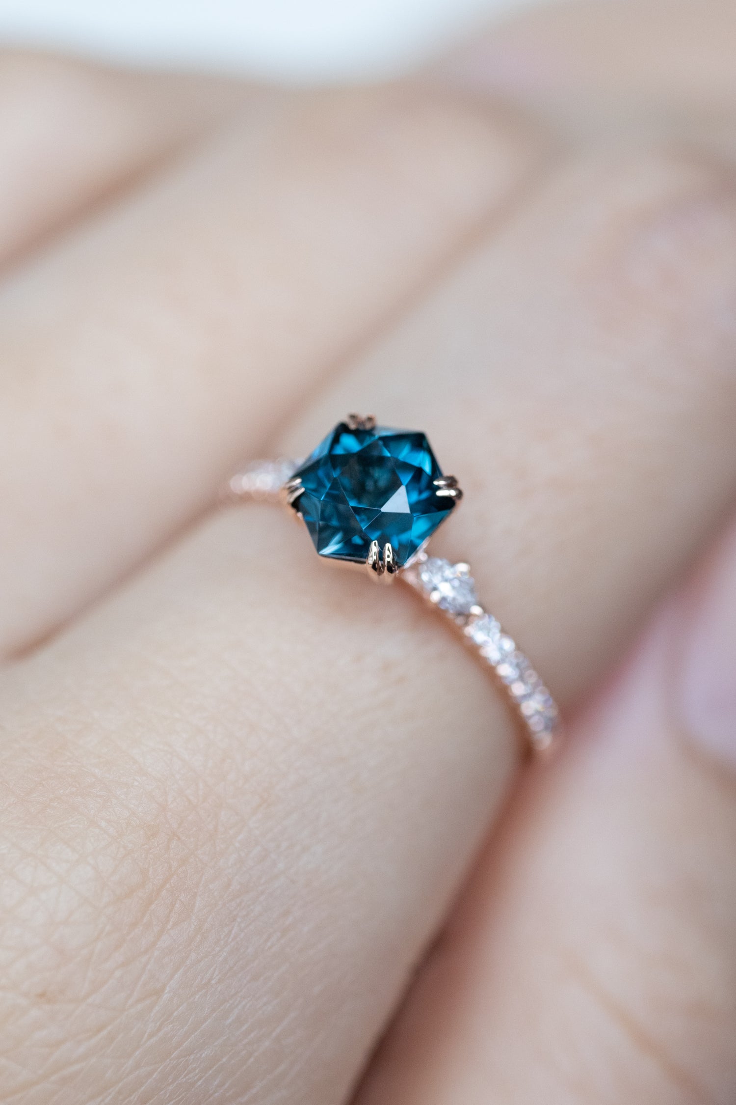 Vaste ciel étoilé Topaz ~1.20-1.35ct & diamonds 14/18K Gold Half Eternity Ring