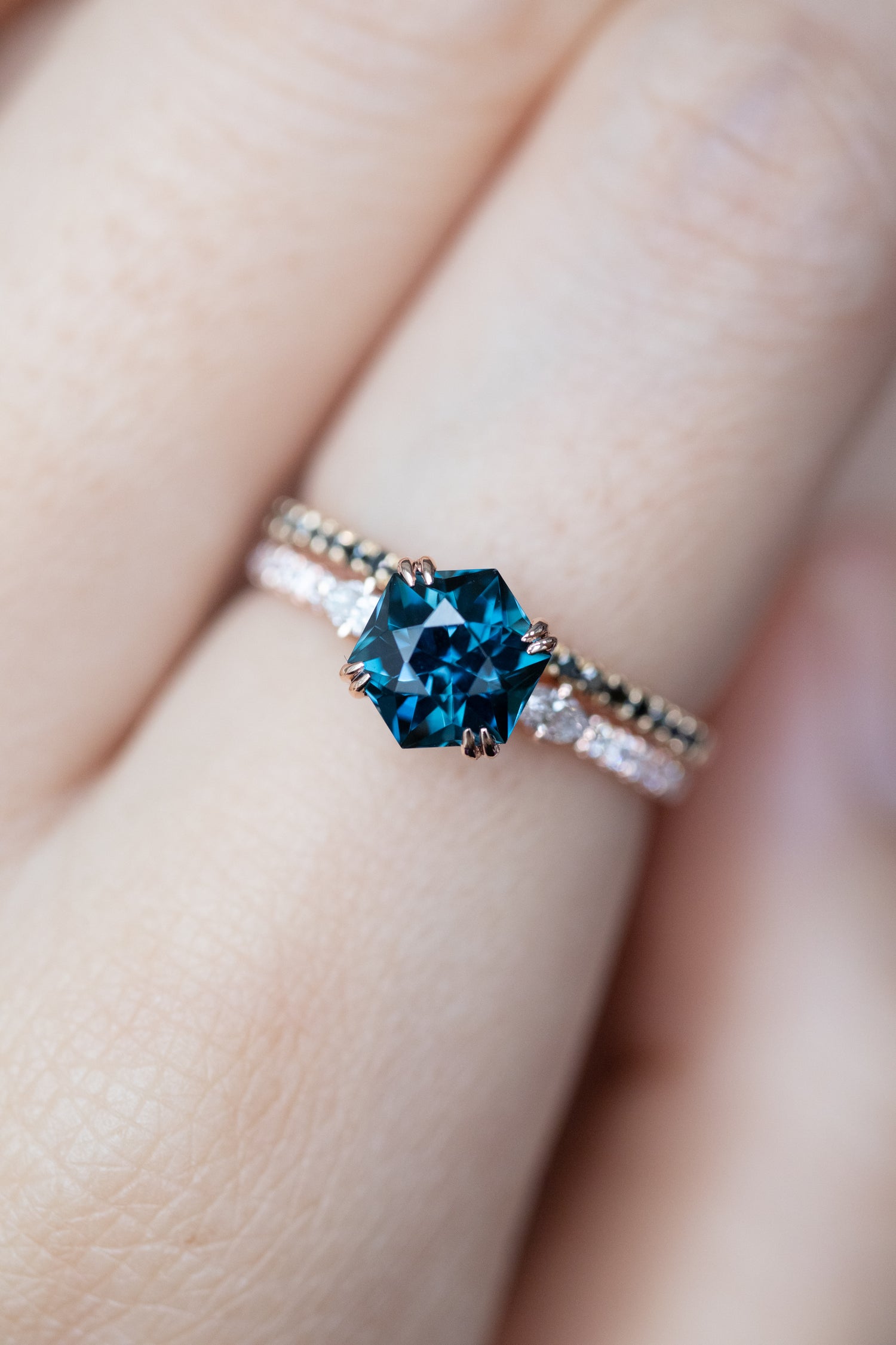 Vaste ciel étoilé Topaz ~1.20-1.35ct & diamonds 14/18K Gold Half Eternity Ring