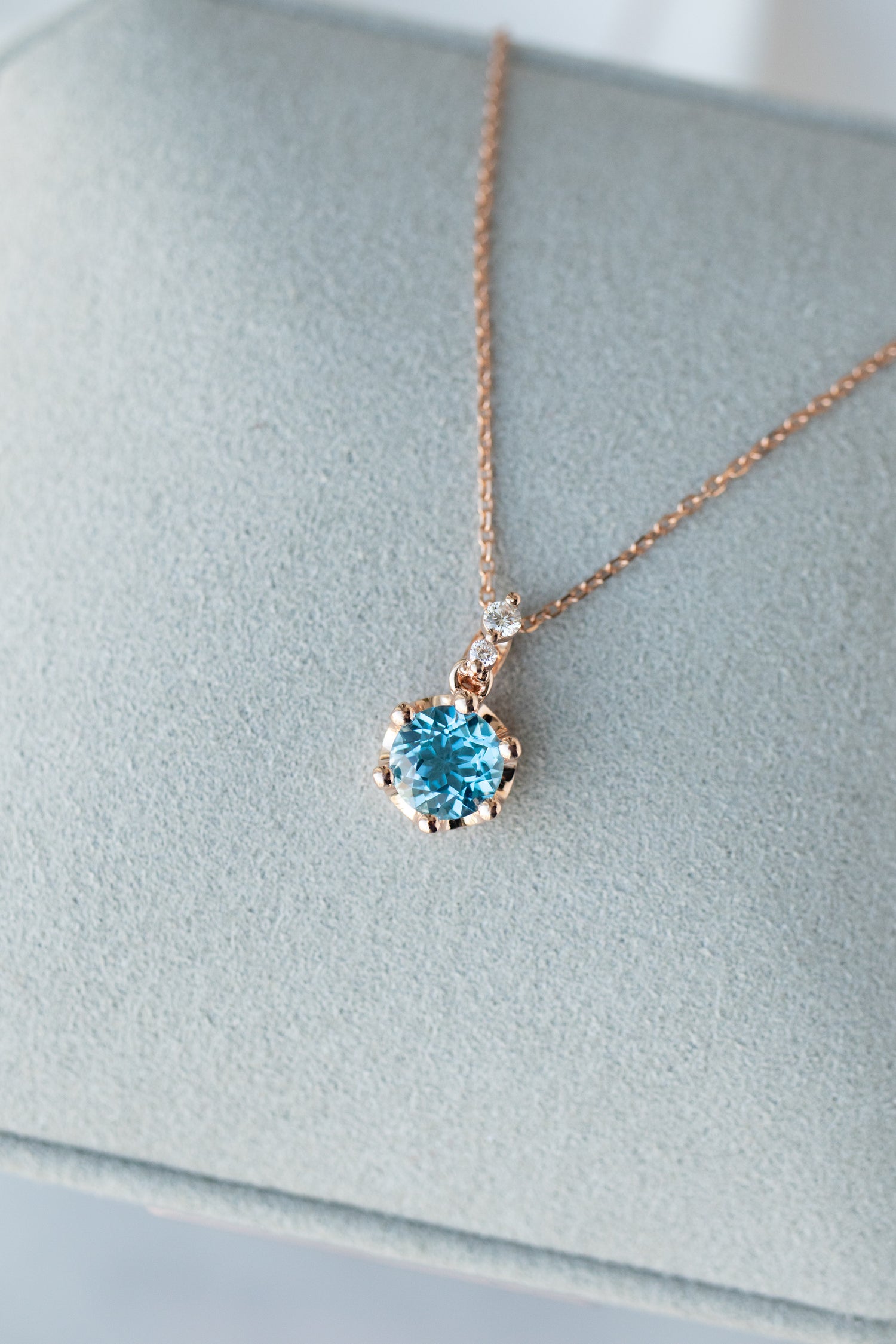 Miroir du ciel ~0.90-1.00ct Swiss Blue Topaz 14/ 18K Gold Necklace