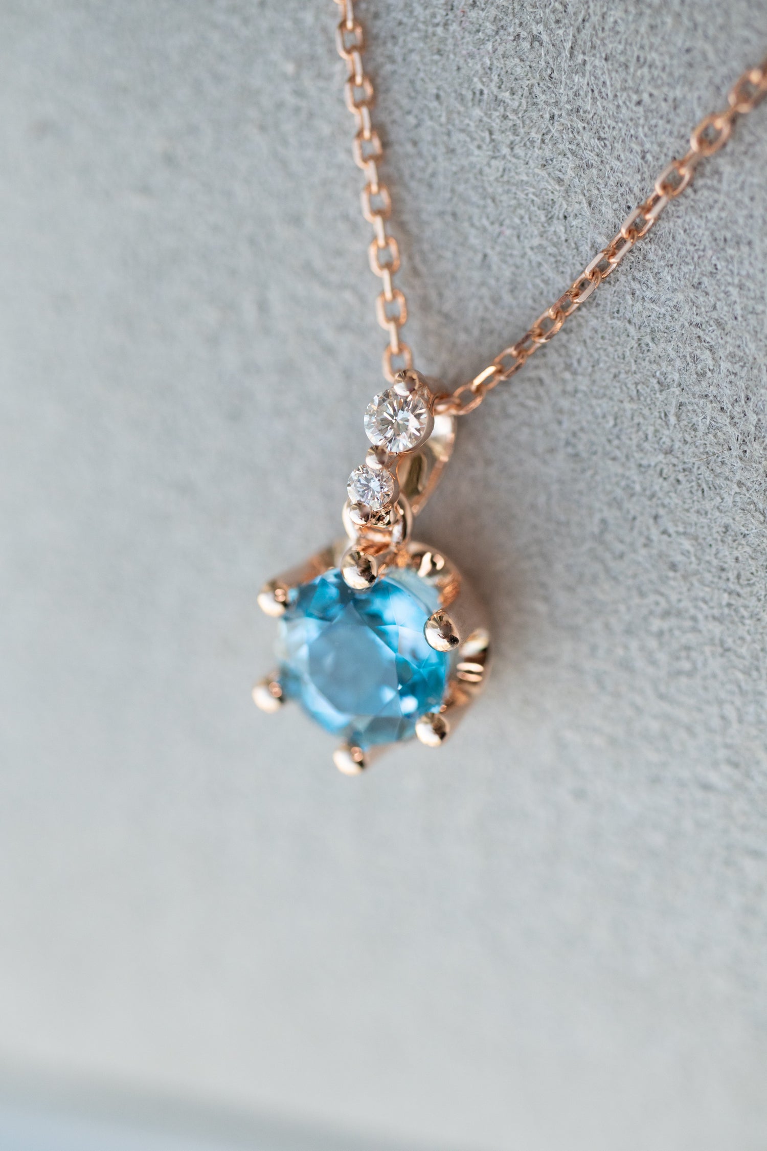 Miroir du ciel ~0.90-1.00ct Swiss Blue Topaz 14/ 18K Gold Necklace