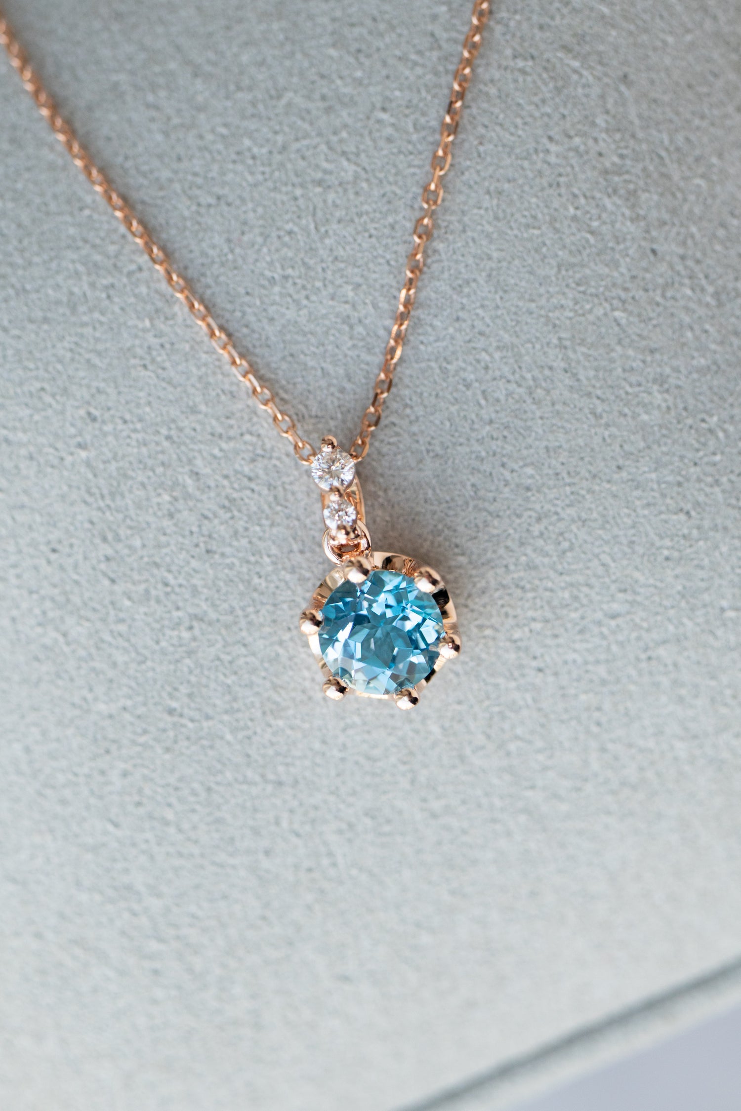 Miroir du ciel ~0.90-1.00ct Swiss Blue Topaz 14/ 18K Gold Necklace