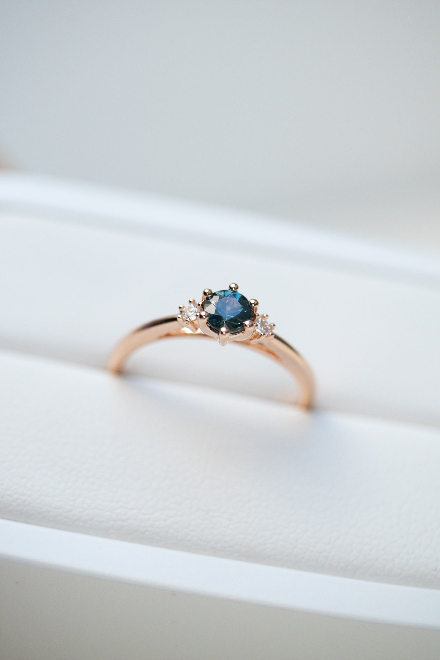 Three Stone Sapphire ~0.20-0.25ct & diamonds 14/ 18K Gold Ring