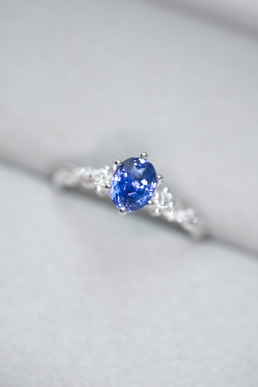 Tordue Ovale 1.01ct Blue Sapphire (Unheated with Certificate) & diamond 18K White Gold Engagement Ring