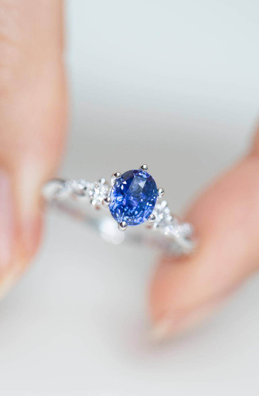 Tordue Ovale 1.01ct Blue Sapphire (Unheated with Certificate) & diamond 18K White Gold Engagement Ring