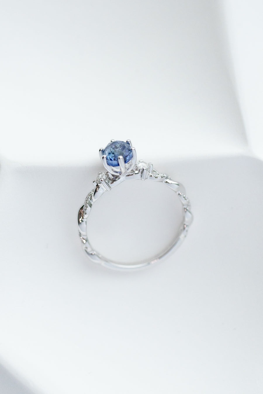 Tordue Ovale 1.01ct Blue Sapphire (Unheated with Certificate) & diamond 18K White Gold Engagement Ring